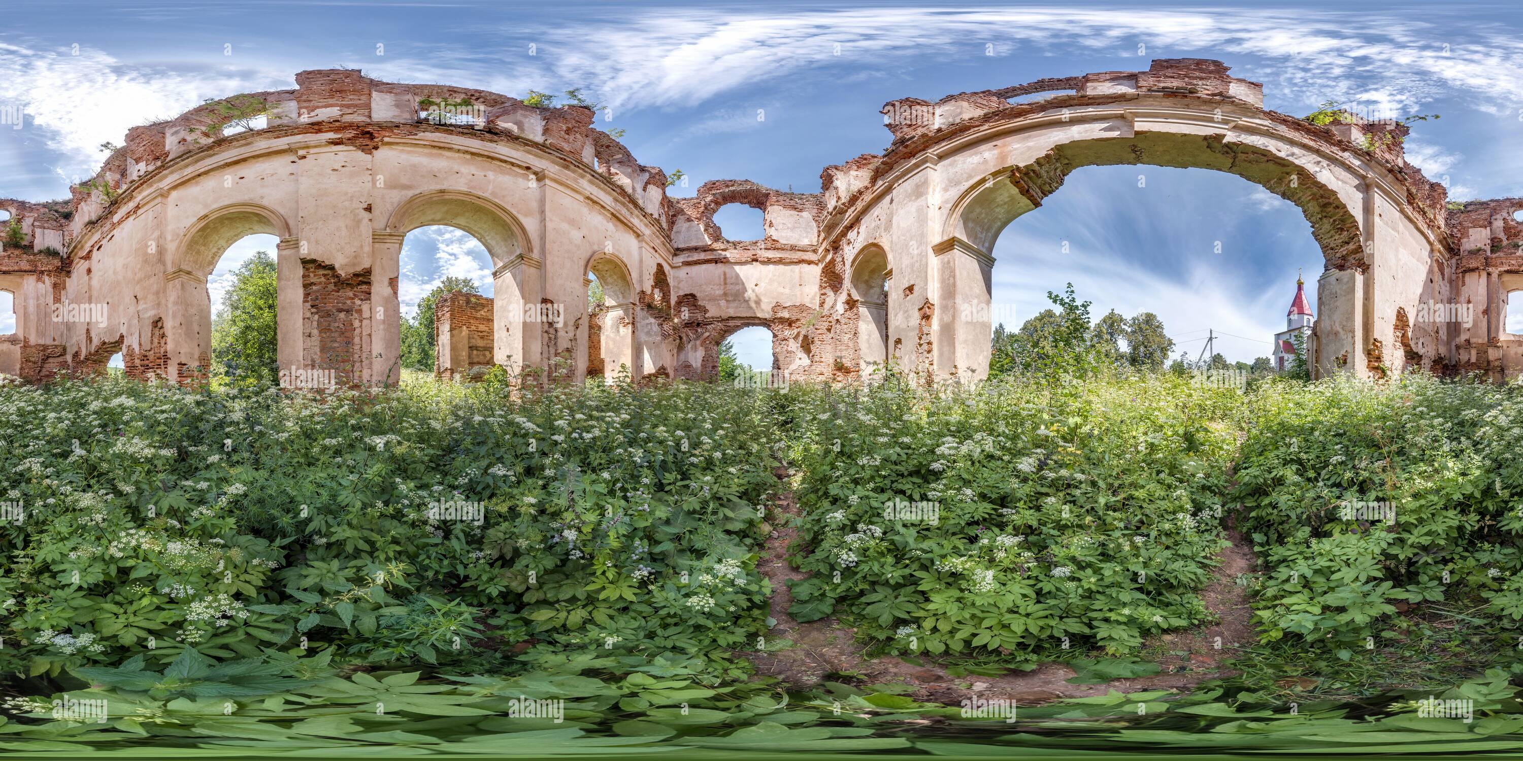 Visualizzazione panoramica a 360 gradi di senza cuciture sferiche hdri panorama 360 gradi angolo vista vicino muro di mattoni di rovina chiesa in proiezione equirettangolare con zenith e nadir, pronto per