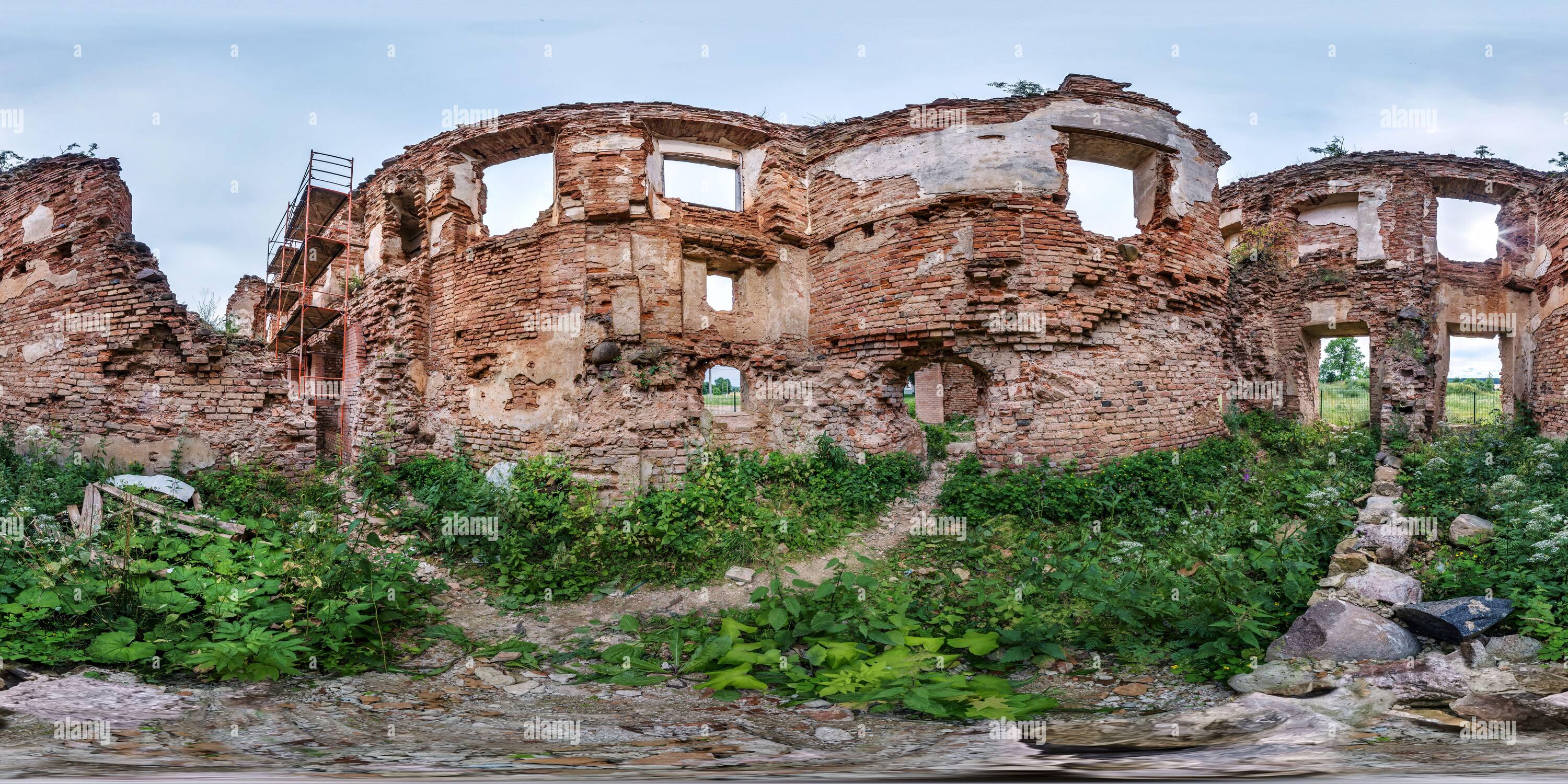 Visualizzazione panoramica a 360 gradi di senza cuciture sferiche hdri panorama 360 gradi angolo vista vicino muro di mattoni di rovinato castello in proiezione equirettangolare con zenith e nadir, pronto fo