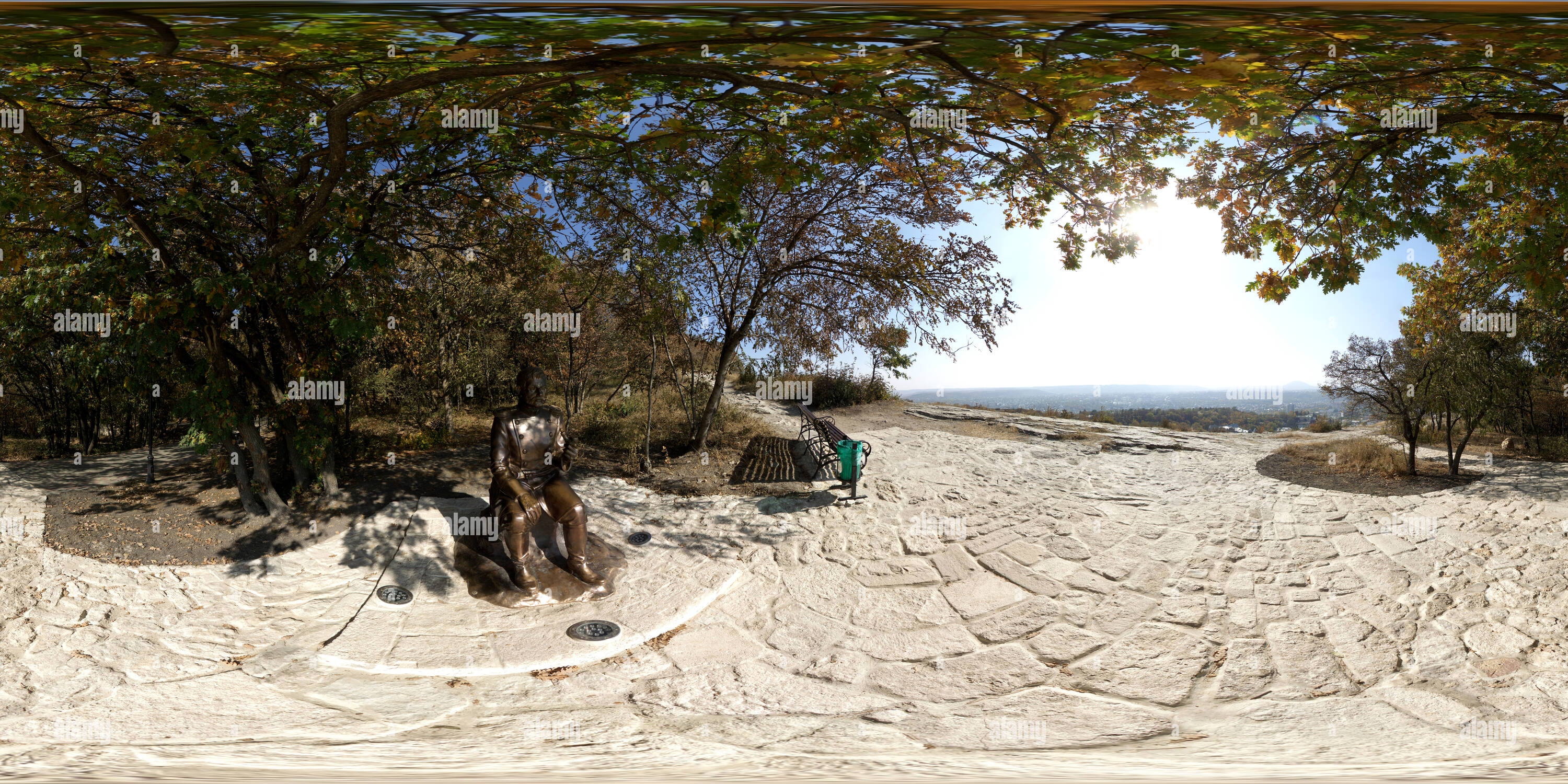Visualizzazione panoramica a 360 gradi di Емануелевский парк после реконструкции 2020. Солдат