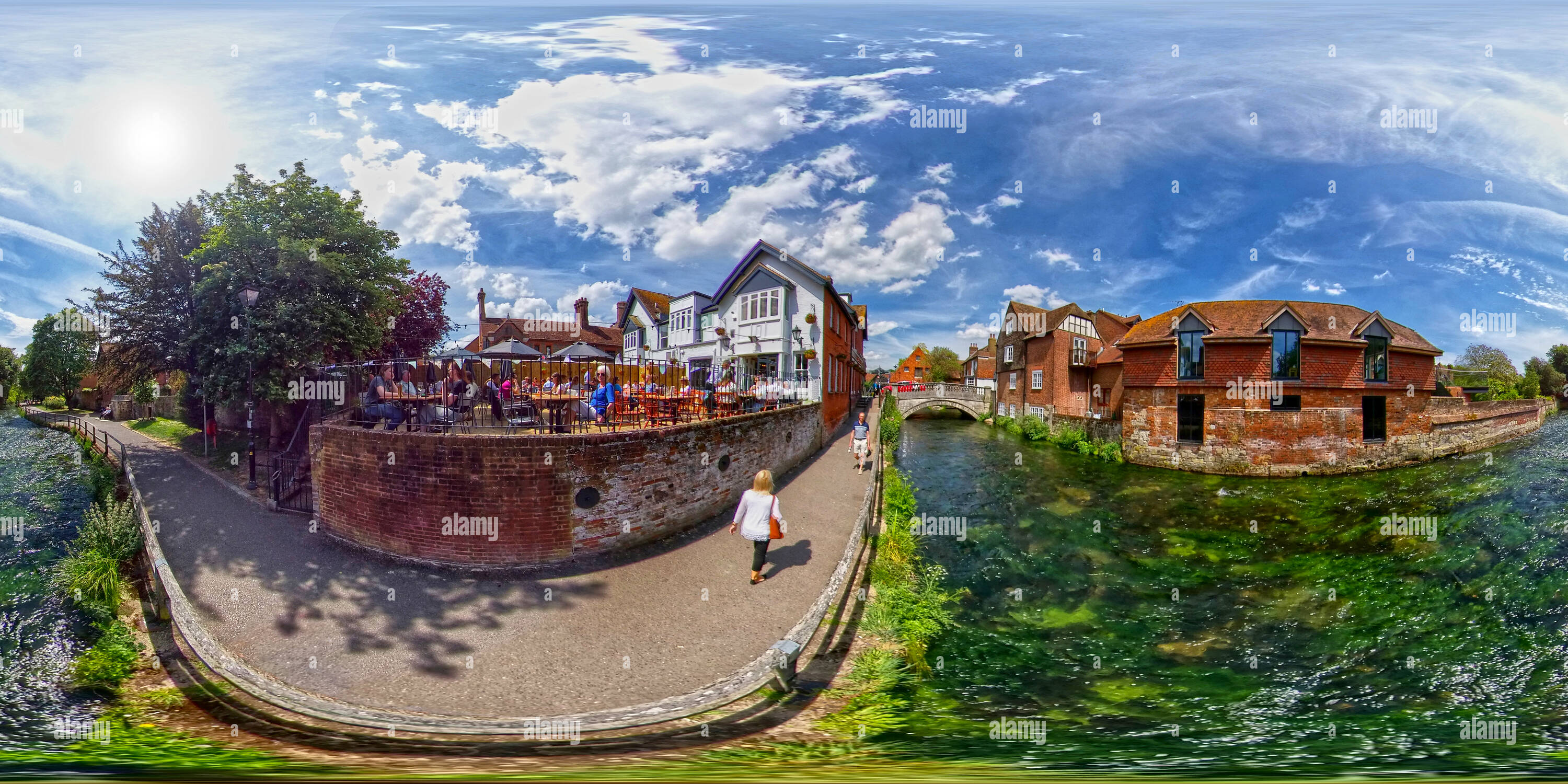 Visualizzazione panoramica a 360 gradi di Il Bishop on the Bridge pub e ristorante con vista sul fiume Itchen navigazione a Winchester City