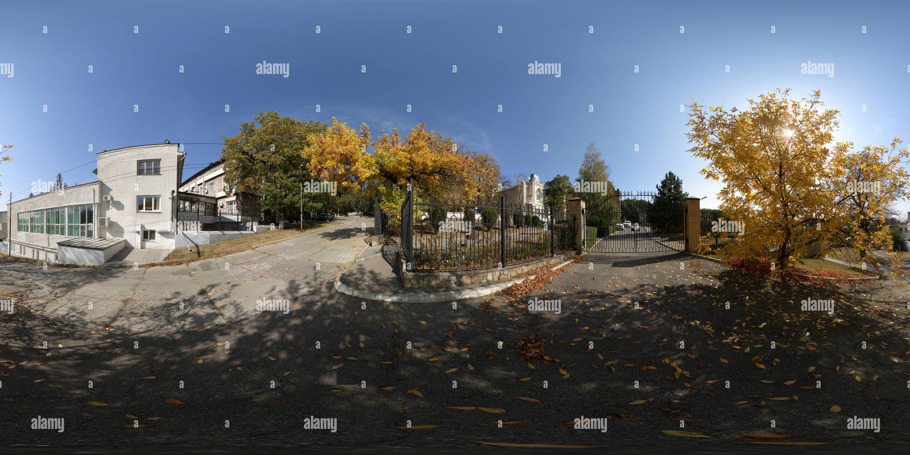 Visualizzazione panoramica a 360 gradi di Ул. Чкалова возле санатория Дон. Золотые клены 2020