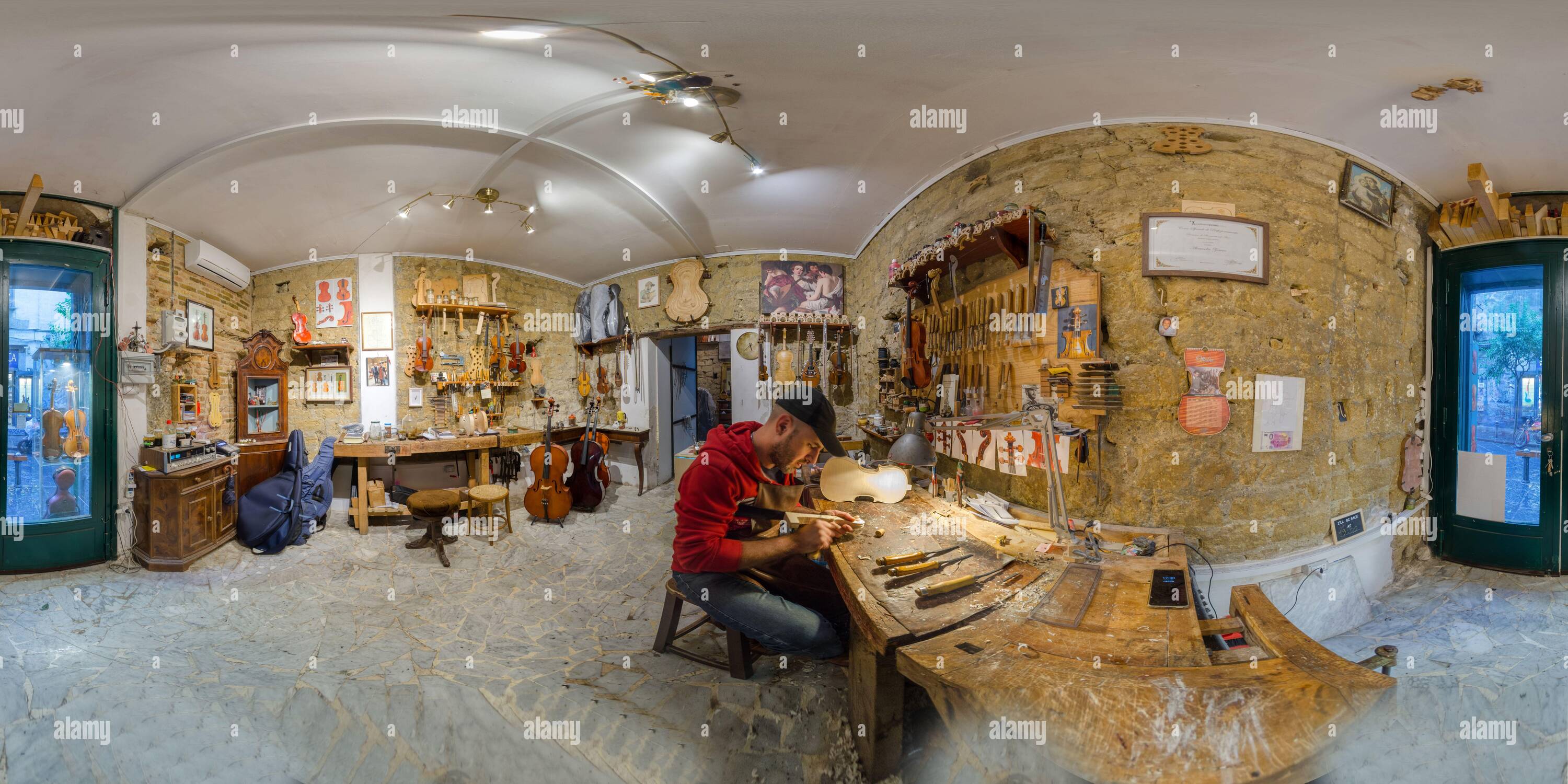 Visualizzazione panoramica a 360 gradi di Il liutaio napoletano Alessandro Zanesco lavora nel suo atelier