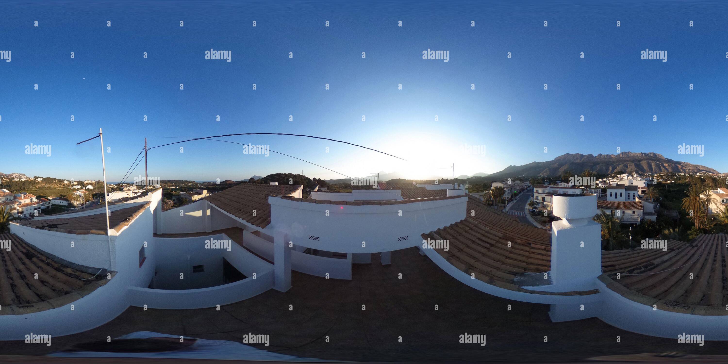 Visualizzazione panoramica a 360 gradi di Vista panoramica a 360° del villaggio Altea la Vella e delle montagne circostanti Sierra Bernia e Aitana nella provincia di Alicante, Spagna
