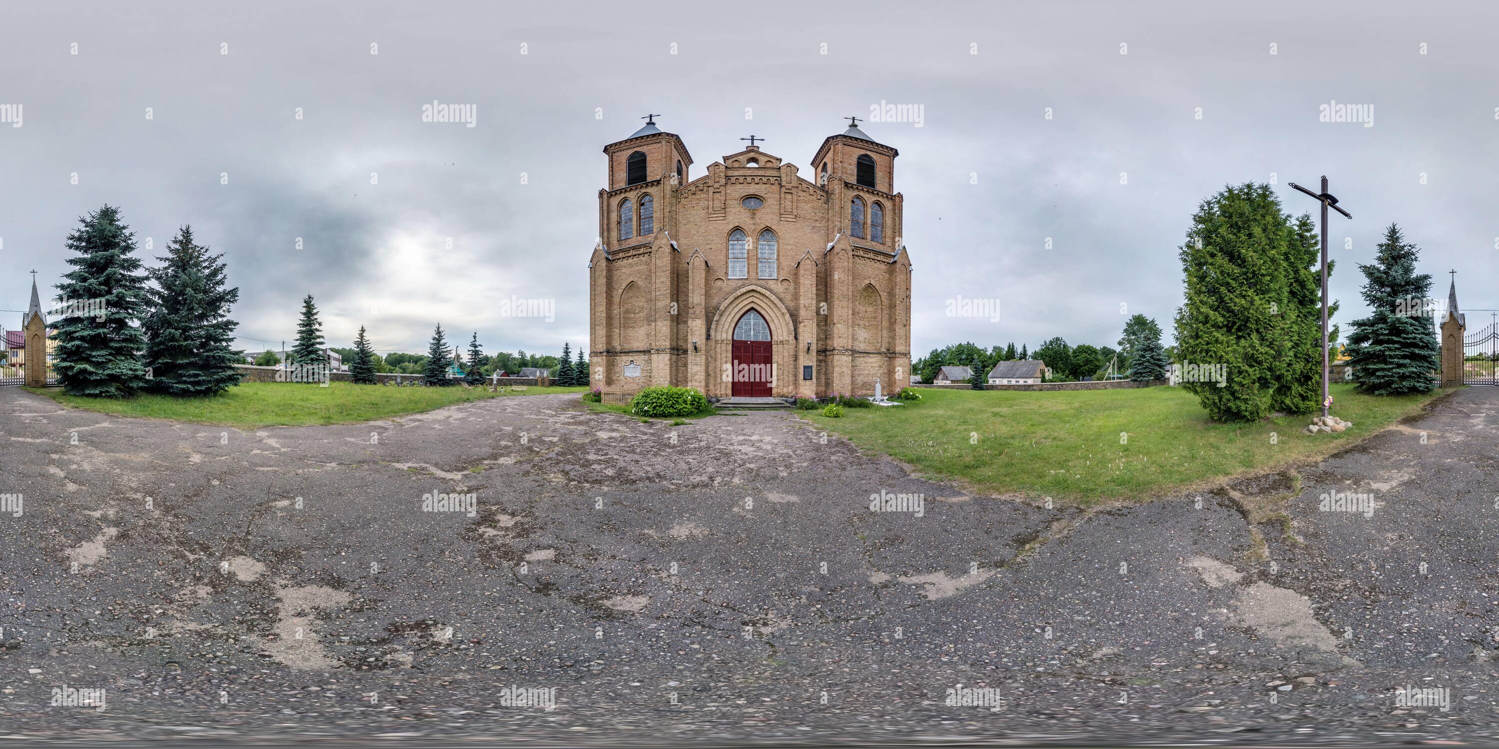 Visualizzazione panoramica a 360 gradi di Panorama hdri sferico completamente senza giunture con angolo di 360 gradi in piccolo villaggio con decorativo medievale architettura neo gotica chiesa in equirectangu