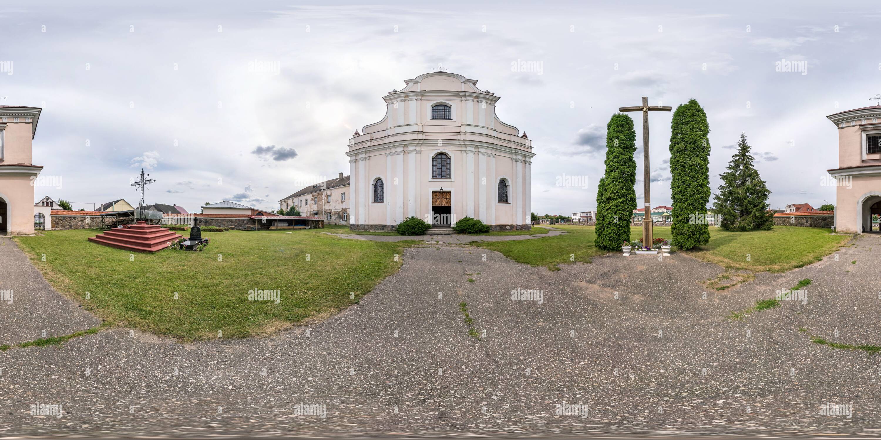 Visualizzazione panoramica a 360 gradi di Panorama hdri sferico completamente senza giunture con angolo di 360 gradi in piccolo villaggio con decorativo medievale barocco stile chiesa in equirettangolare