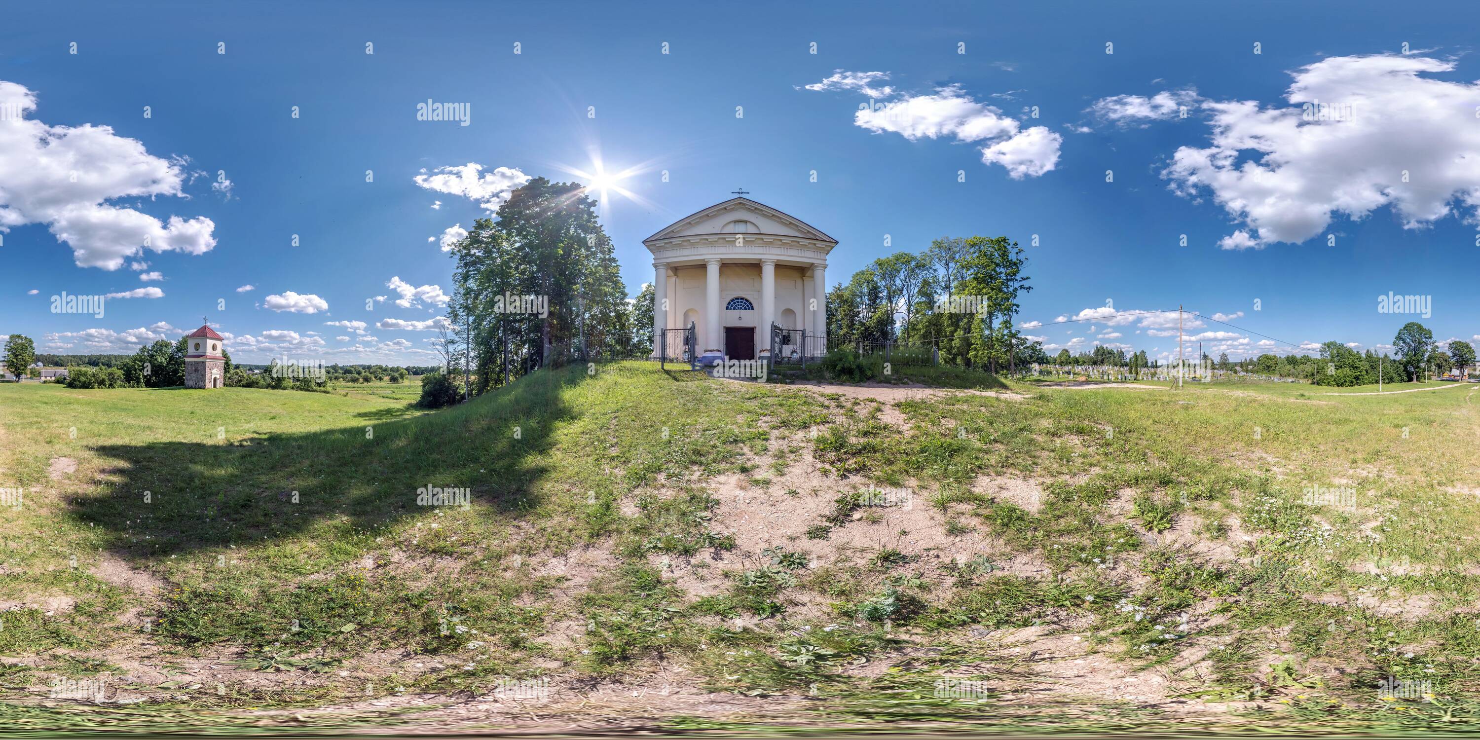 Visualizzazione panoramica a 360 gradi di Piena sferica perfetta hdri panorama a 360 gradi angolo nel piccolo villaggio con una decorazione in stile medievale chiesa di architettura in sferica equirettangolare