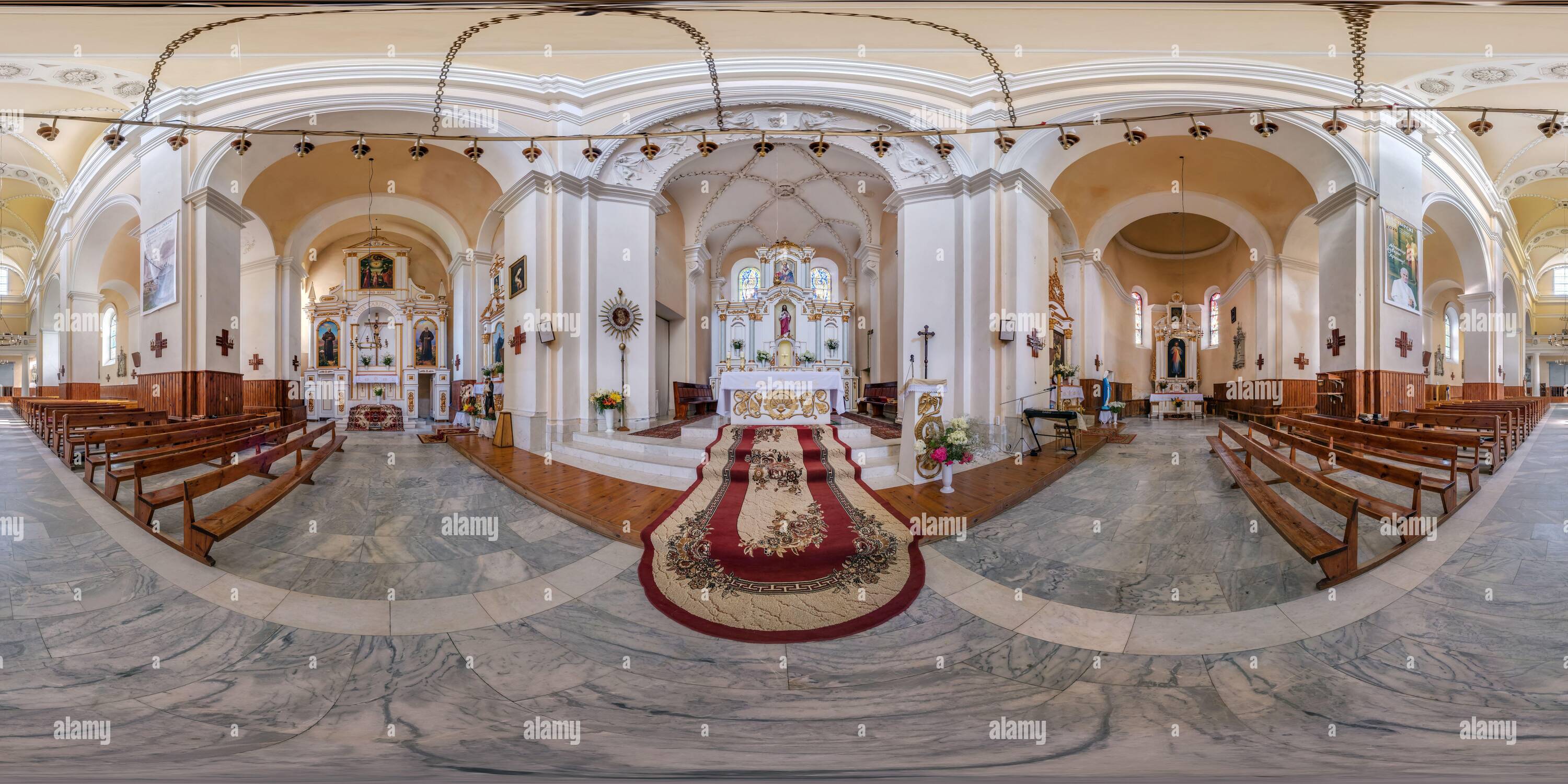 Visualizzazione panoramica a 360 gradi di SVIR, BIELORUSSIA - LUGLIO 2020: Panorama hdri completamente sferico senza giunture angolo di 360 gradi all'interno della chiesa cattolica neo gotica in pr equirettangolare