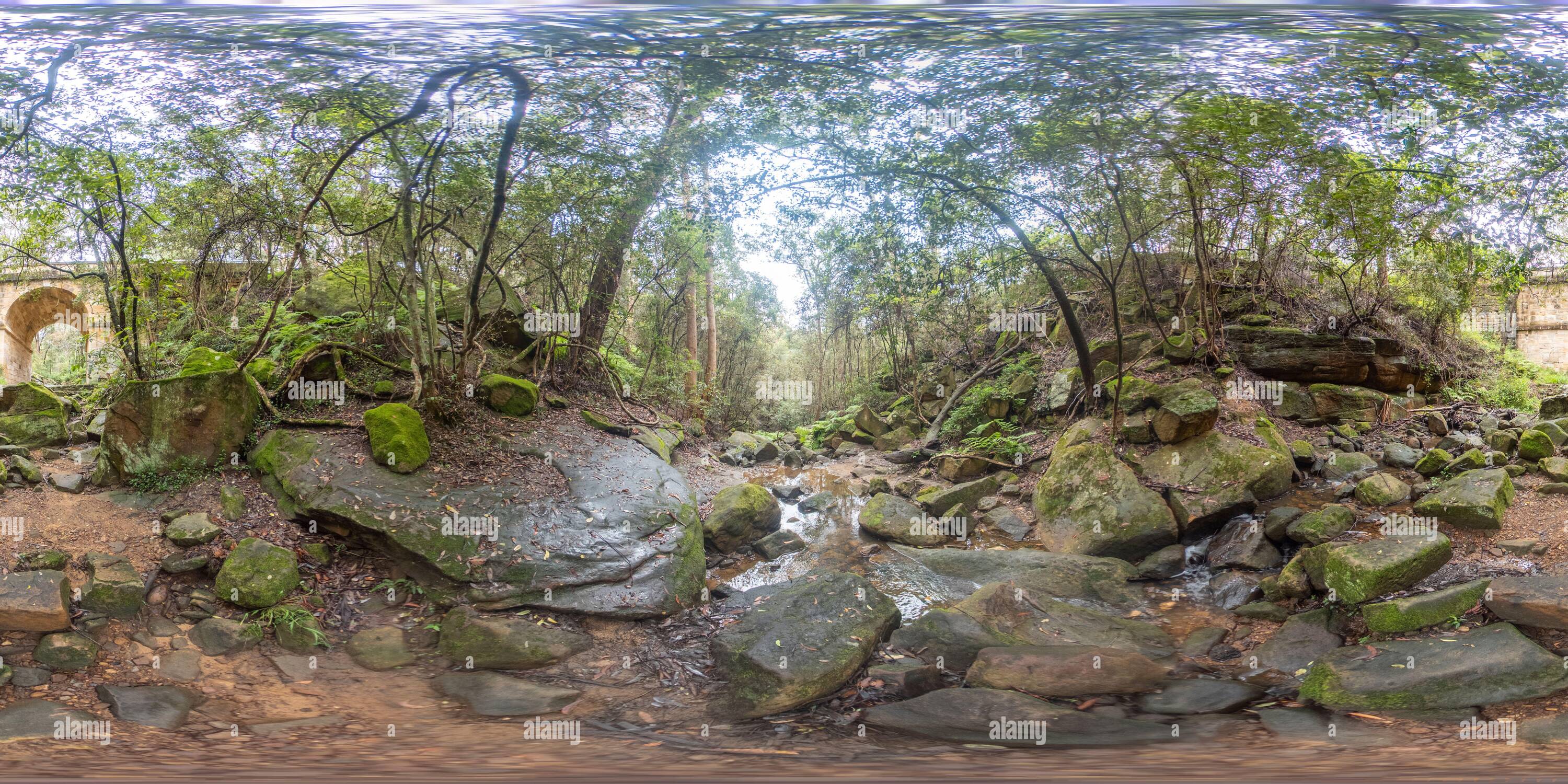 Visualizzazione panoramica a 360 gradi di Fotografia panoramica sferica del 360 di Lapstone Creek e del patrimonio culturale Elencato Lennox Bridge a Glenbrook nelle Blue Mountains in Australia