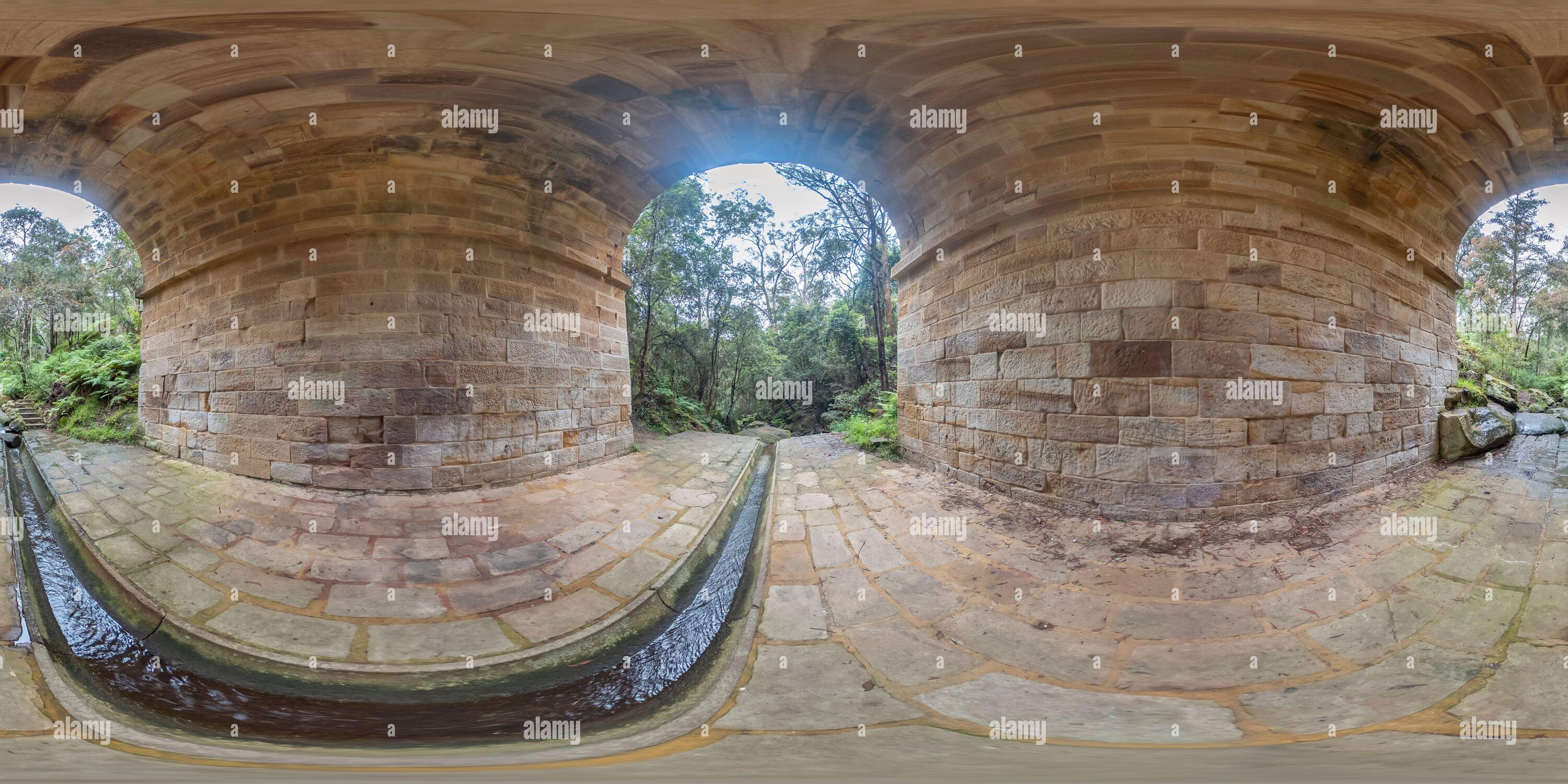 Visualizzazione panoramica a 360 gradi di Fotografia panoramica sferica del 360 di Lapstone Creek e del patrimonio culturale Elencato Lennox Bridge a Glenbrook nelle Blue Mountains in Australia