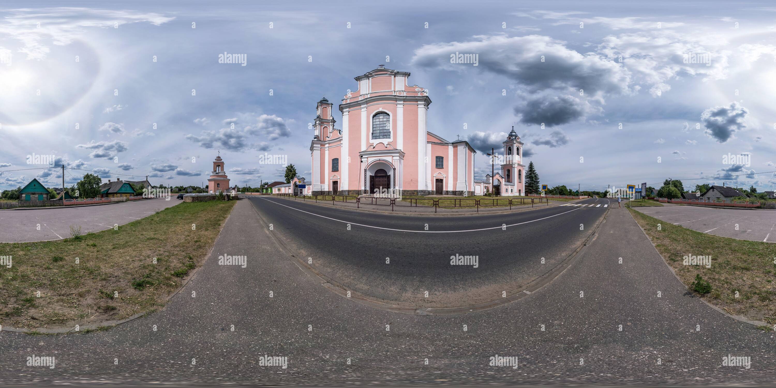 Visualizzazione panoramica a 360 gradi di Panorama hdri sferico completamente senza giunture angolo di 360 gradi vicino alla facciata di architettura decorativa medievale chiesa barocca in sferi equirettangolari