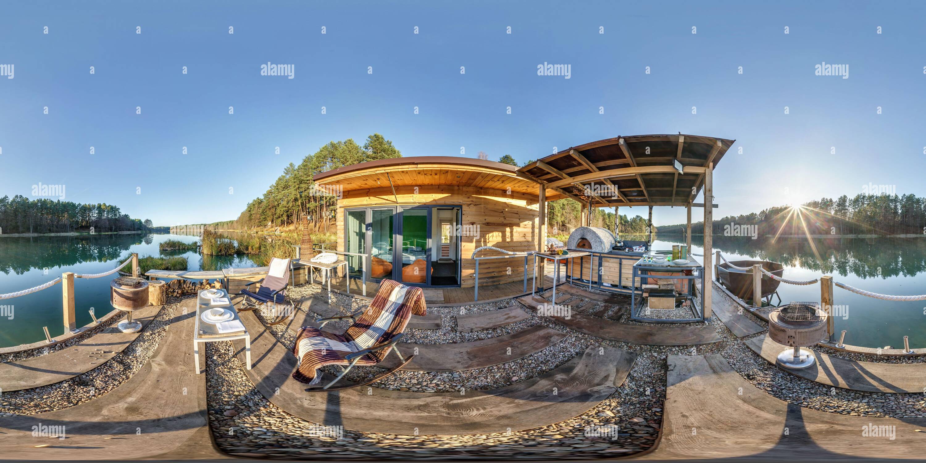 Visualizzazione panoramica a 360 gradi di panoramica hdri completamente sferica con angolo di 360 gradi su legno pier vicino casa sull'acqua sul lago nella foresta in serata in proiezione equirettangolare con