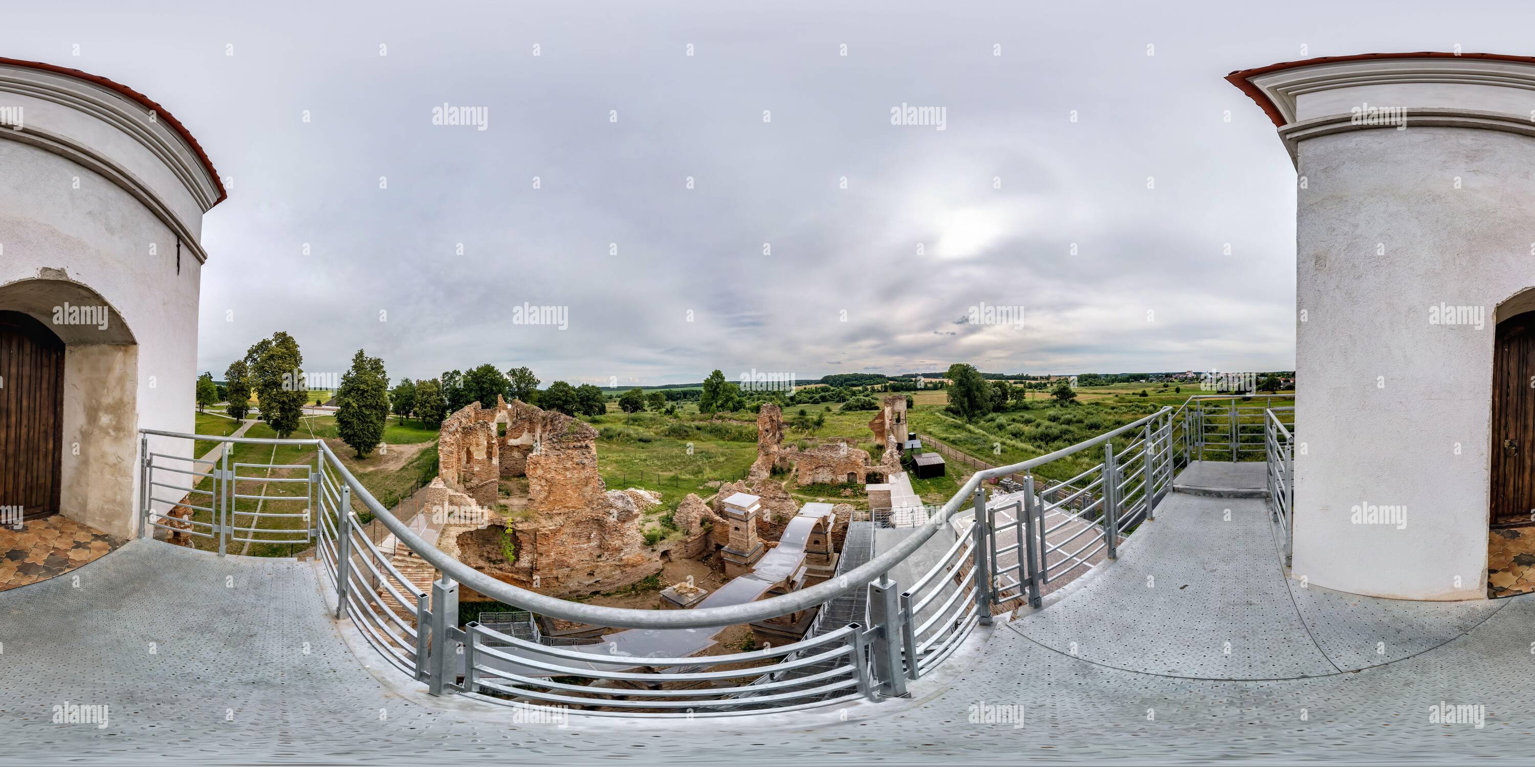Visualizzazione panoramica a 360 gradi di panoramica hdri sferica completamente senza giunture con angolo di 360 gradi la torre sopravvissuta del castello in rovina in proiezione equirettangolare con zenith e nadir