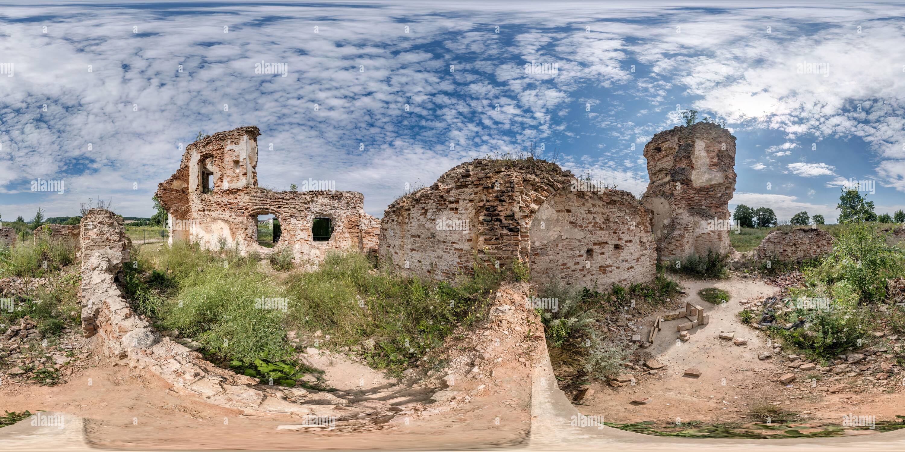 Visualizzazione panoramica a 360 gradi di panoramica hdri sferica completamente senza giunture con angolo di 360 gradi muro di mattoni di castello in rovina o chiesa in proiezione equirettangolare con zenith e.