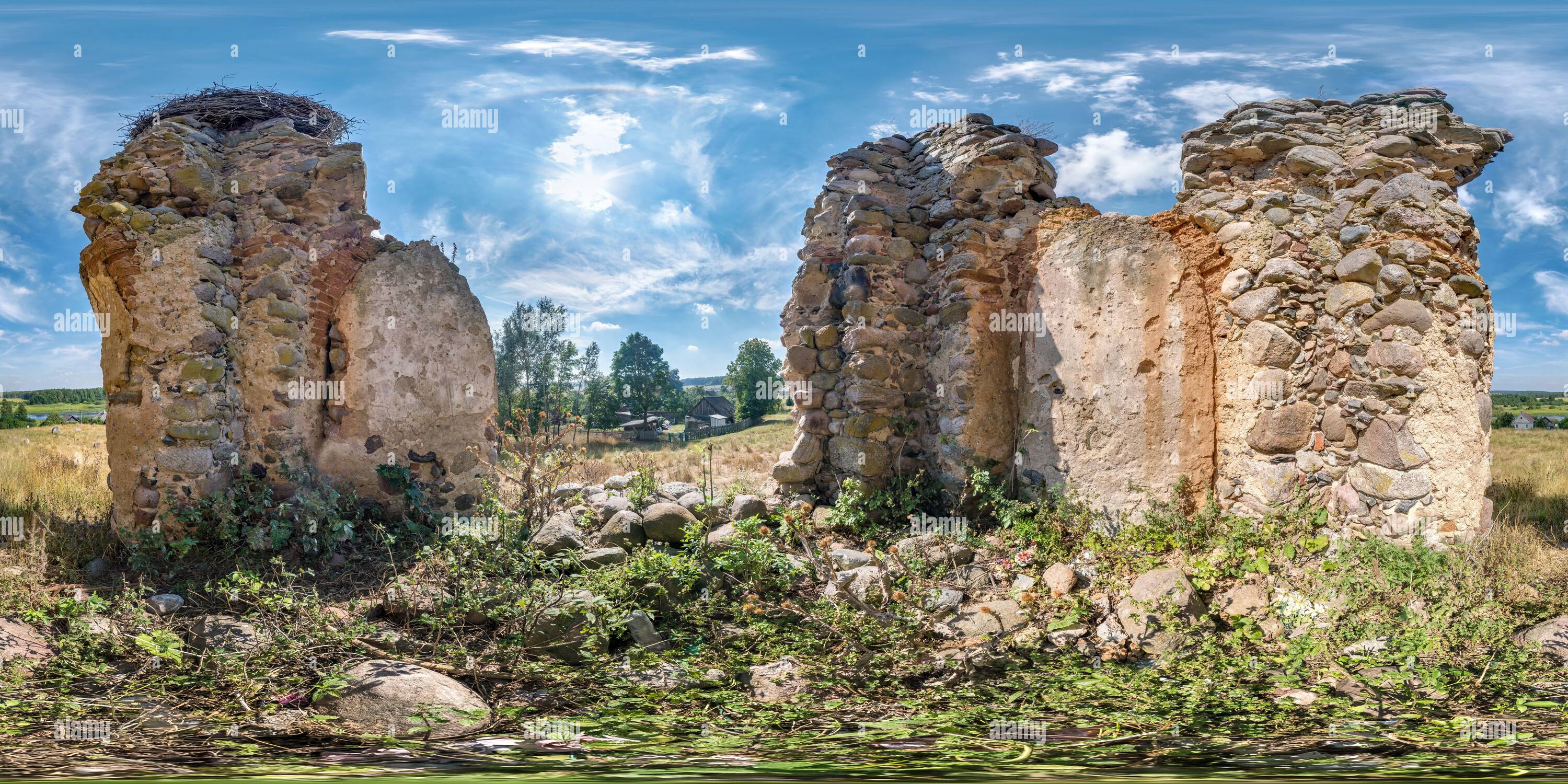 Visualizzazione panoramica a 360 gradi di panoramica hdri sferica completamente senza giunture con angolo di 360 gradi muro di mattoni di castello in rovina o chiesa in proiezione equirettangolare con zenith e.
