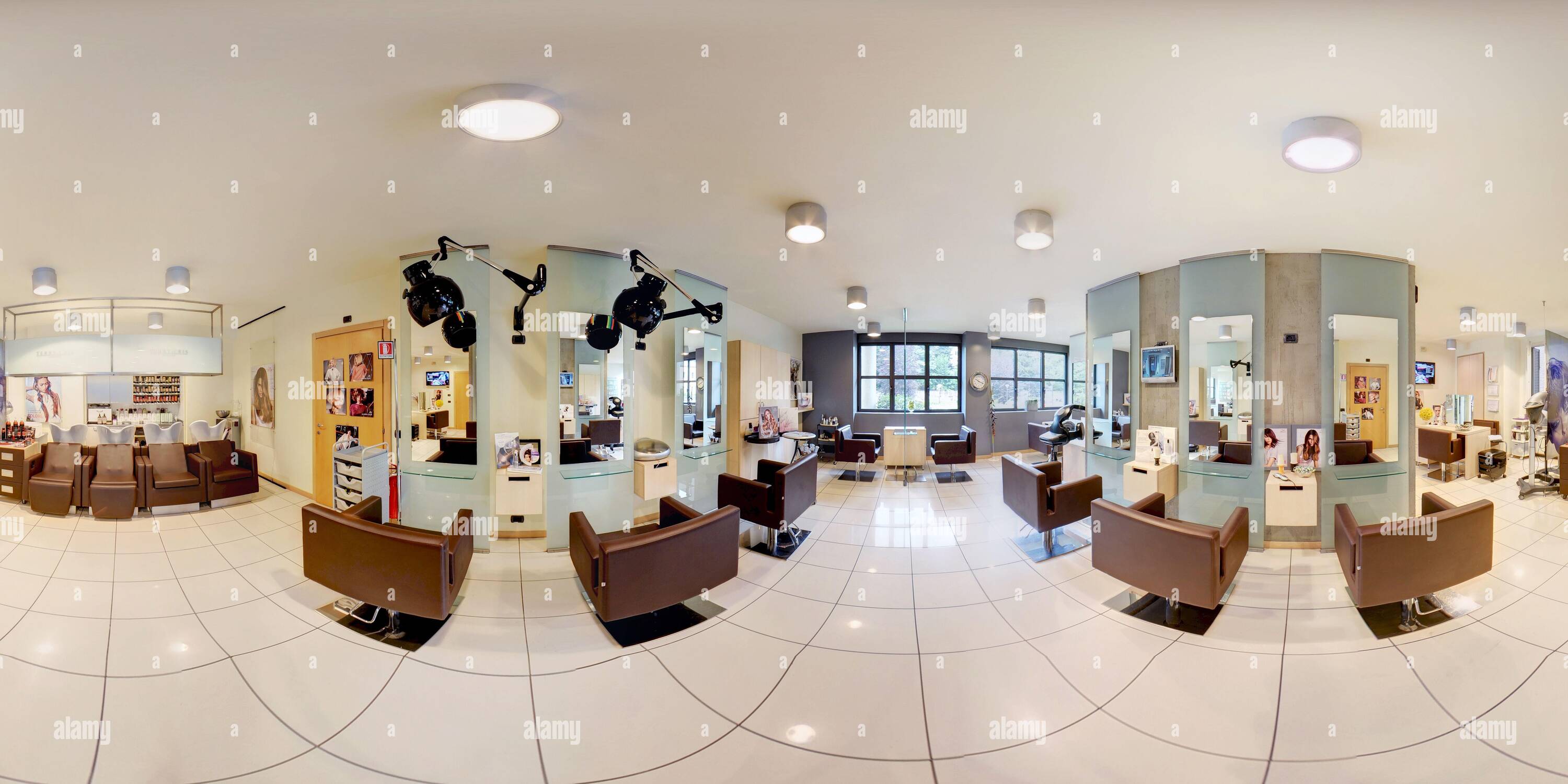 Visualizzazione panoramica a 360 gradi di panorama a 360 gradi di un moderno e pulito elegante salone di parrucchiere interno con comodi posti a sedere vicino a specchi, pavimento piastrellato e asciugacapelli a parete