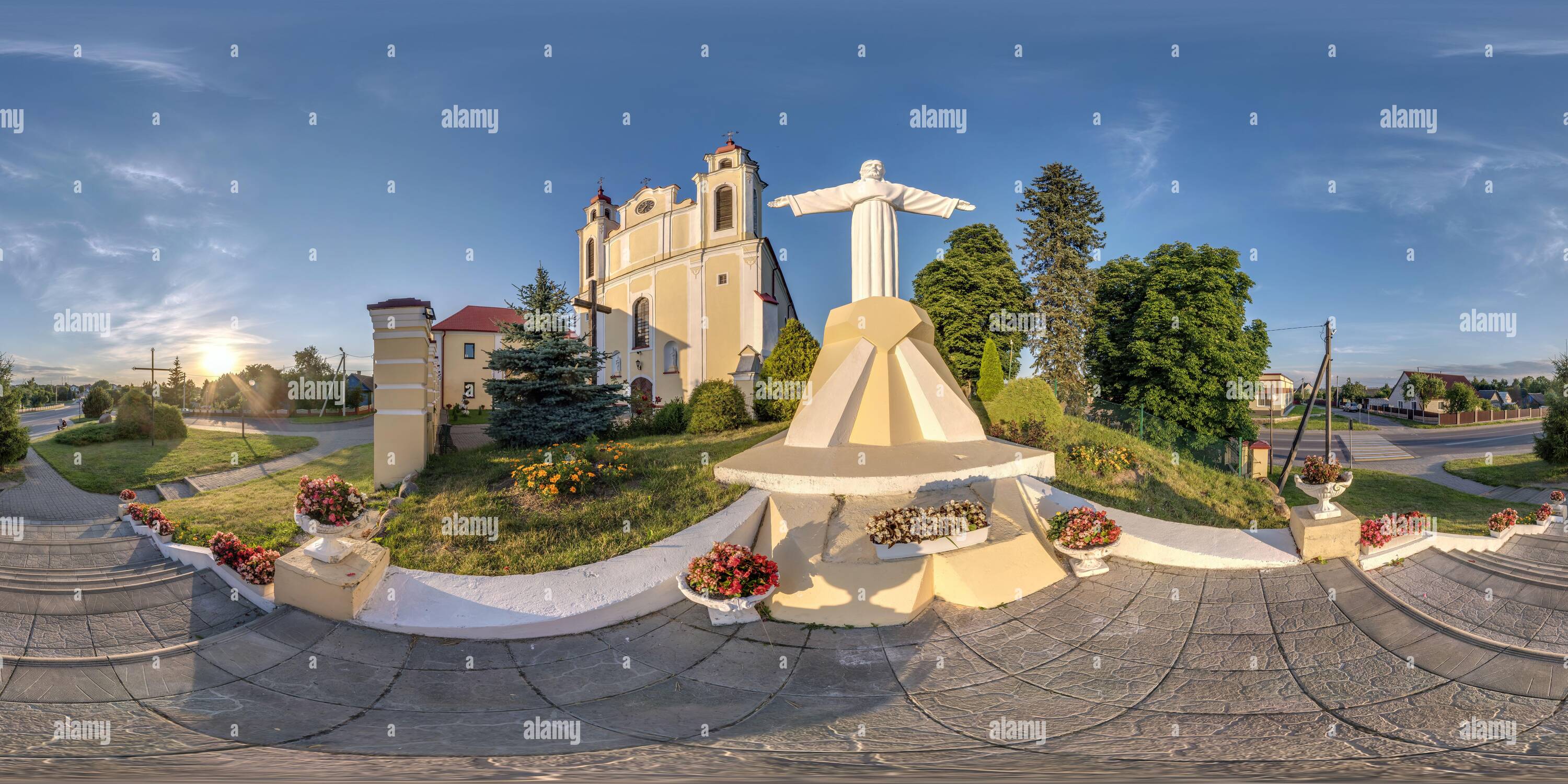 Visualizzazione panoramica a 360 gradi di Panorama hdri sferico completamente senza giunture angolo di 360 gradi vicino alla facciata di architettura decorativa medievale chiesa barocca in sferi equirettangolari