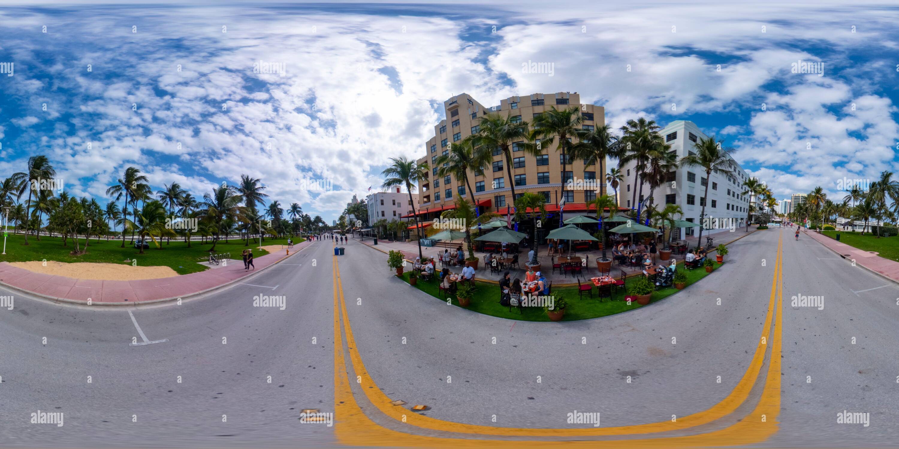 Visualizzazione panoramica a 360 gradi di 360 persone che cenano all'aperto a Miami Beach Ocean Drive