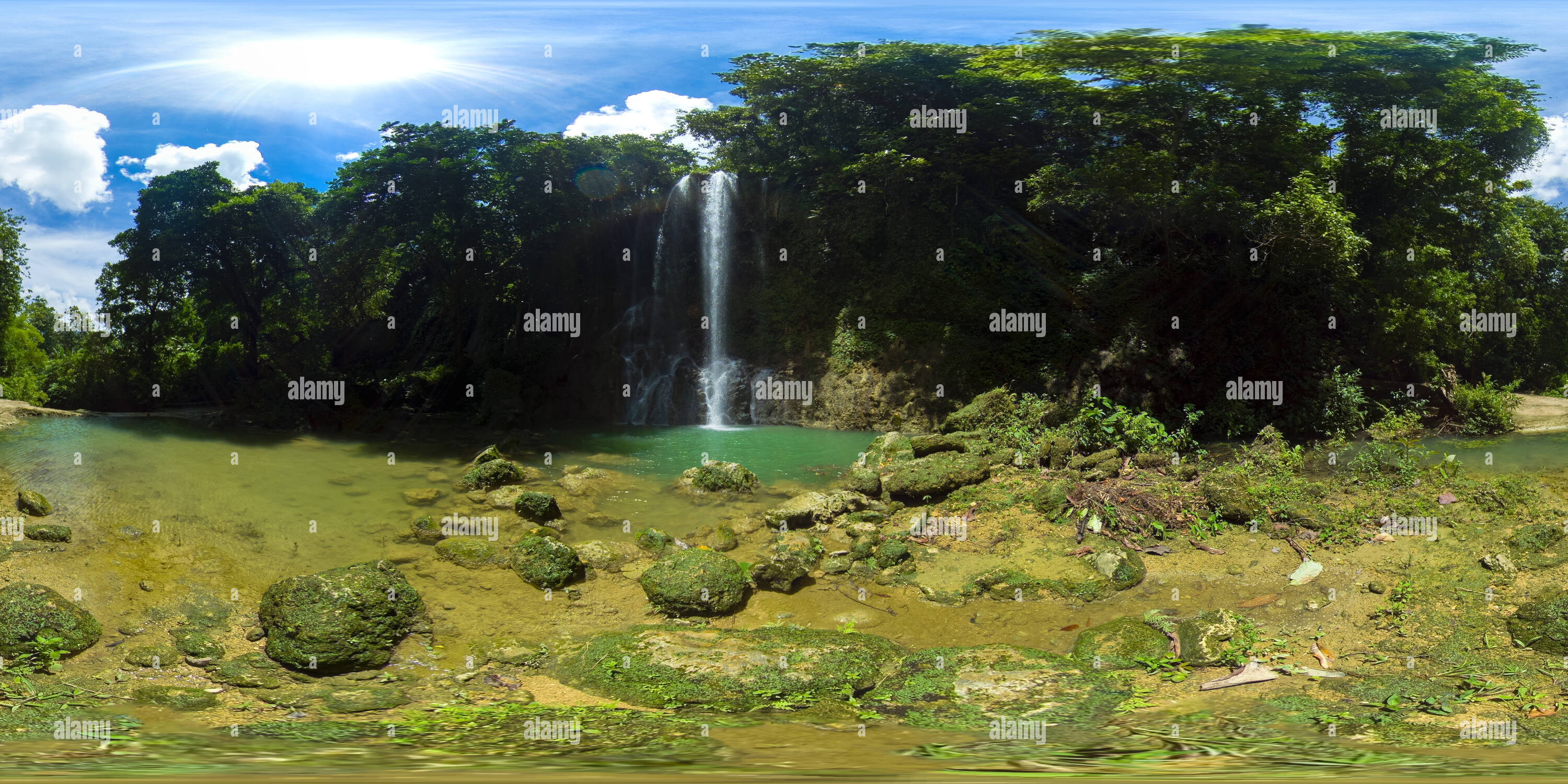 Visualizzazione panoramica a 360 gradi di Bella cascata tropicale. Cascate di Kawasan, Bohol, Filippine.