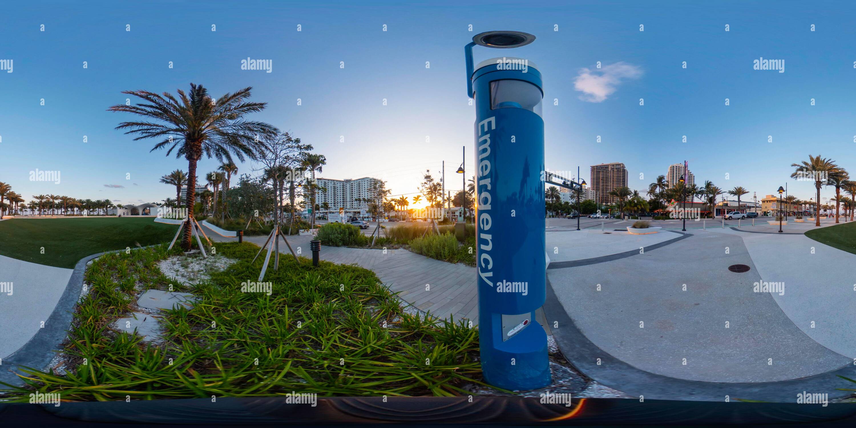 Visualizzazione panoramica a 360 gradi di 360vr foto Fort Lauderdale Beach parco con chiamata di emergenza polizia chiosco di risposta