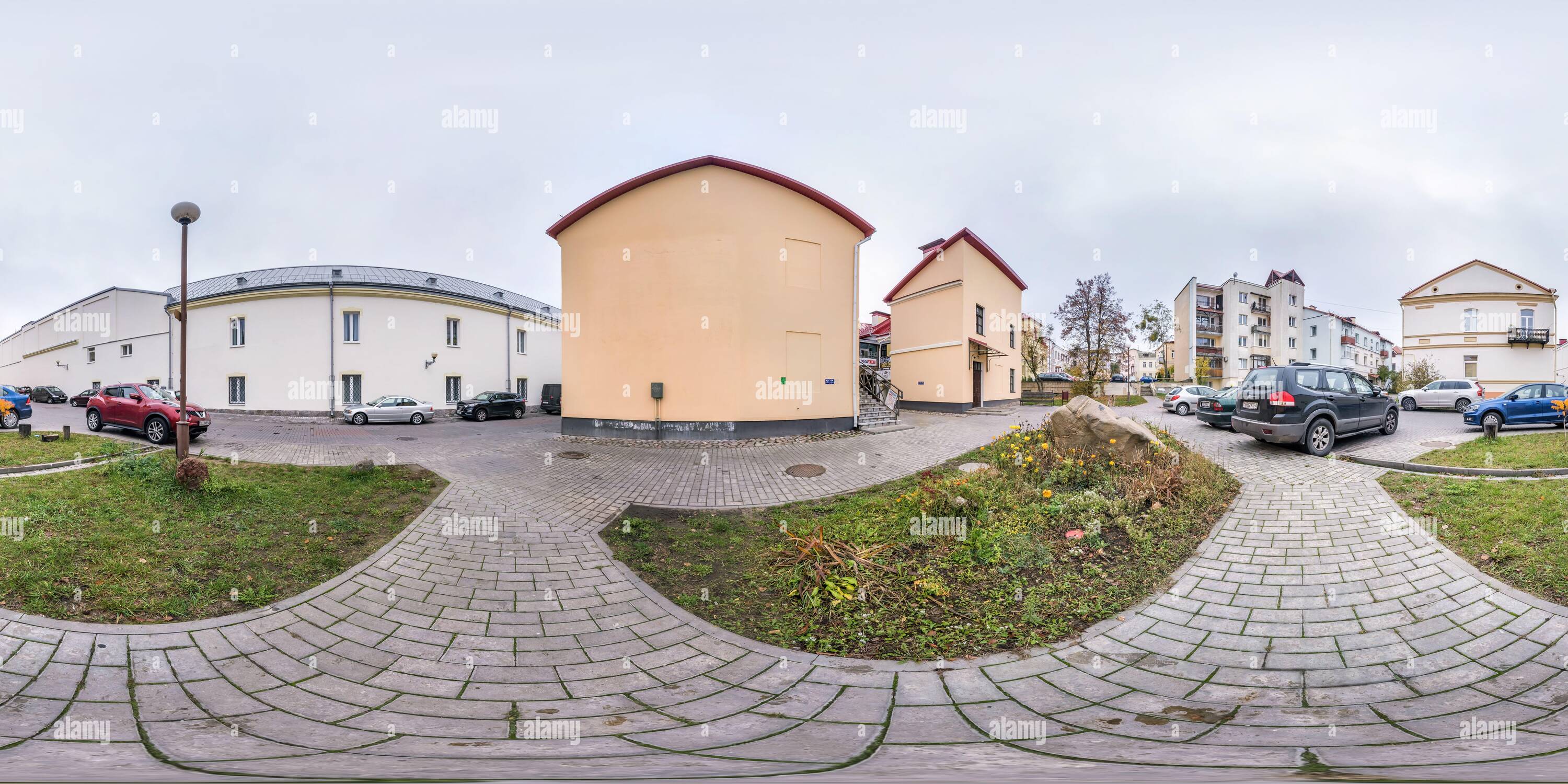 Visualizzazione panoramica a 360 gradi di GRODNO, BIELORUSSIA - NOVEMBRE 2020: Full seamless sfera hdri panorama 360 gradi angolo vicino vecchie case in città strada vicino parcheggio in equirectang