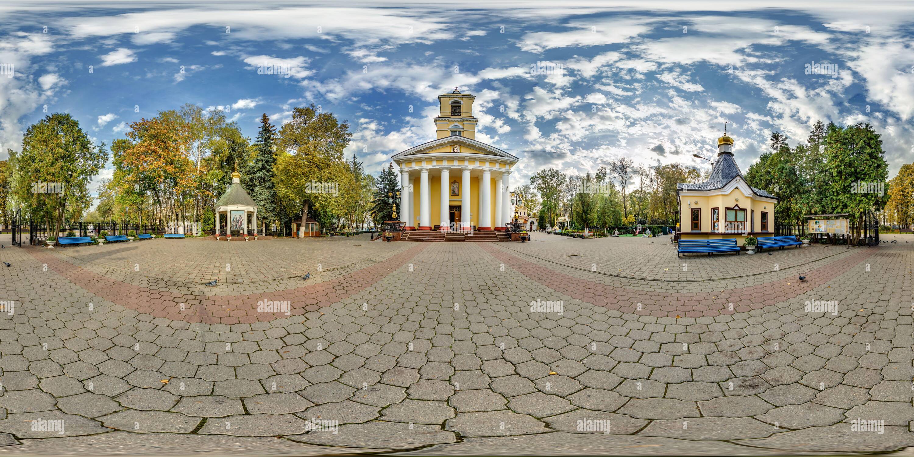 Visualizzazione panoramica a 360 gradi di panorama hdri sferico completamente senza giunture angolo di 360 gradi vicino all'ingresso della vecchia chiesa ortodossa in proiezione equirettangolare con zenith e nadir.