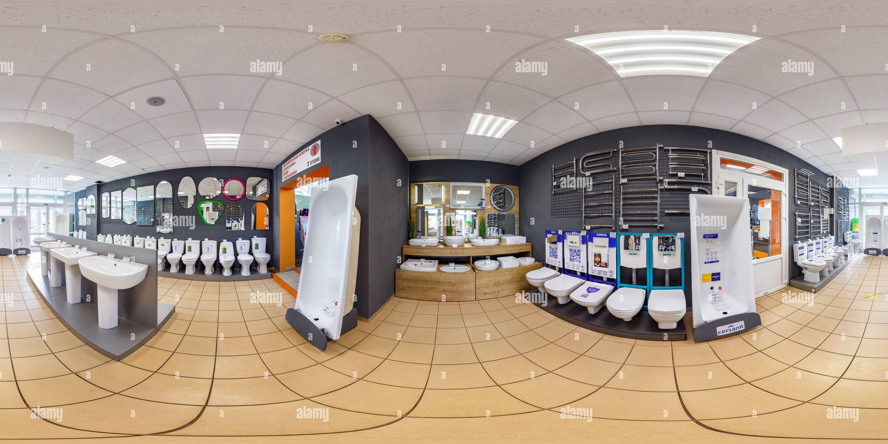 Visualizzazione panoramica a 360 gradi di MINSK, BIELORUSSIA - MAGGIO, 2019: Panorama hdri completamente sferico senza cuciture angolo di 360 gradi all'interno dello showroom del negozio di idraulica d'elite e della famiglia g