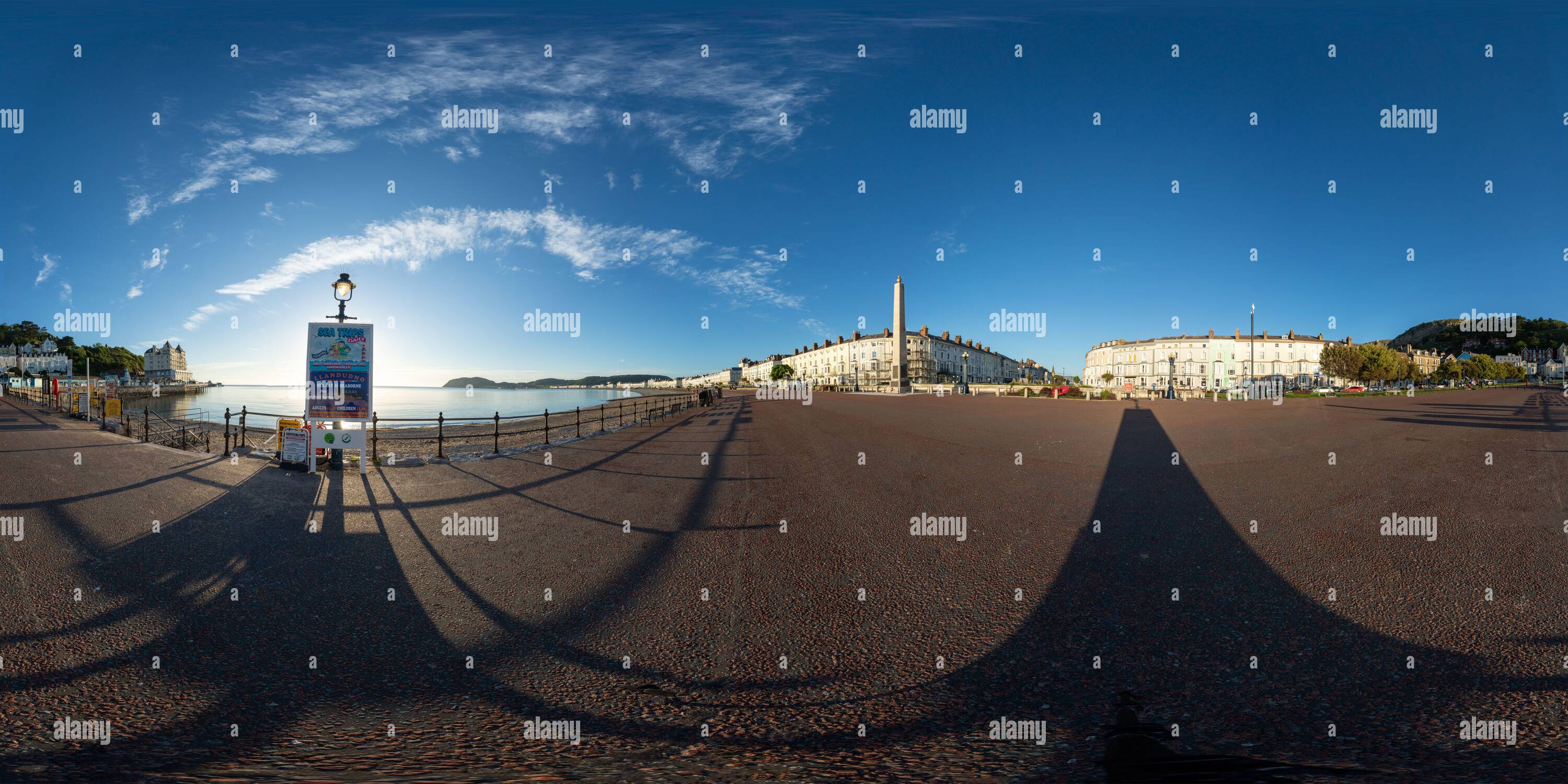 Visualizzazione panoramica a 360 gradi di Panorama sferico interattivo a 360° della passeggiata North Shore a Llandudno sulla costa del Galles del Nord la mattina presto di estate