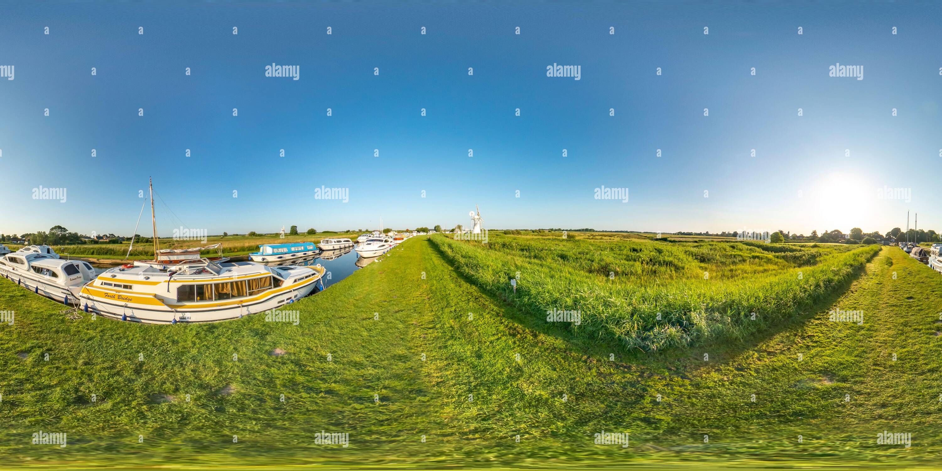 Visualizzazione panoramica a 360 gradi di Thurne, Norfolk, Regno Unito – luglio 2021. Panoramica completamente sferica senza giunture angolo di 360 gradi di Thurne Dyke su un soleggiato, Norfolk Broads