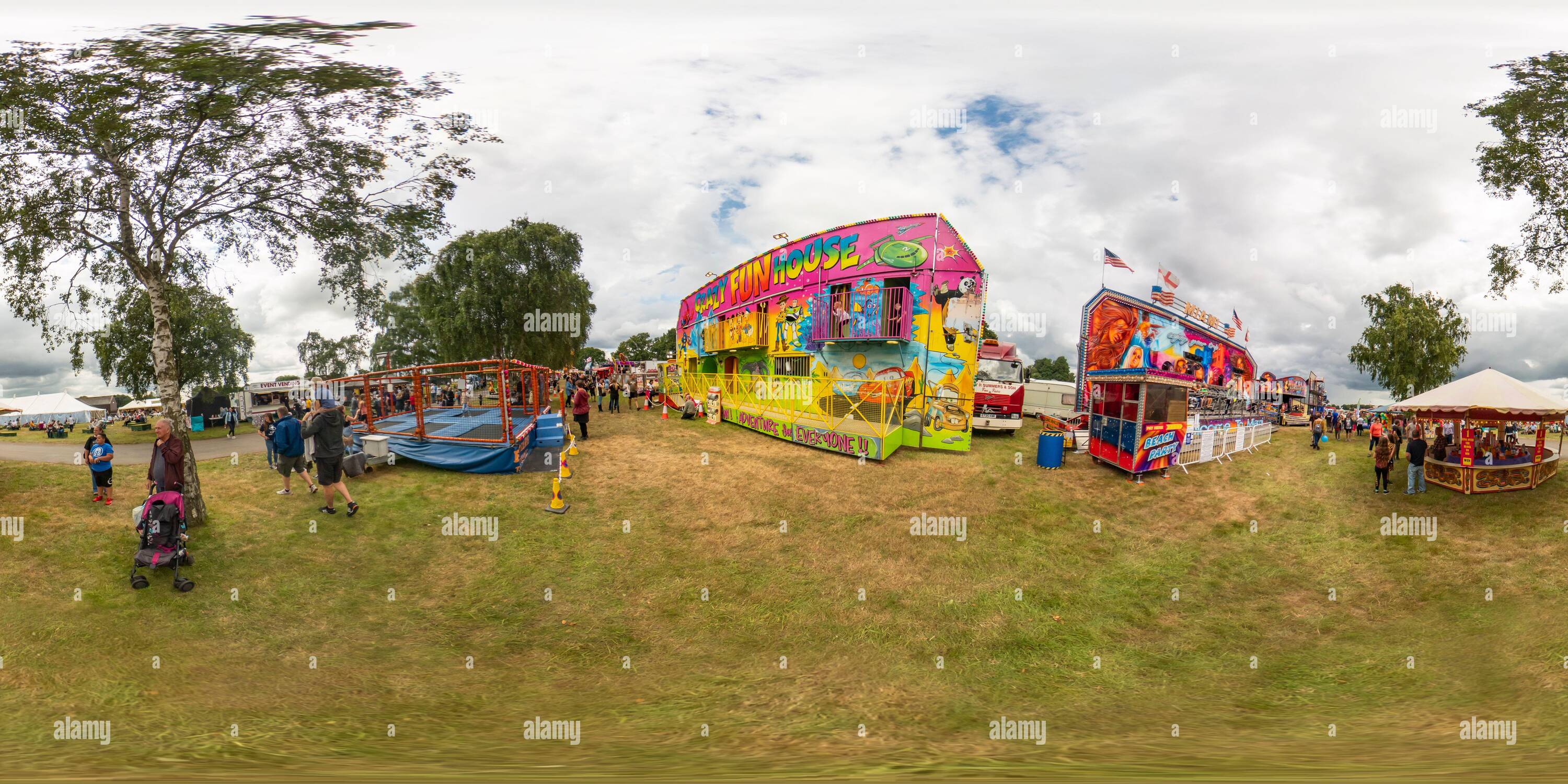 Visualizzazione panoramica a 360 gradi di Trinity Park, Ipswich – 2021 agosto. Mobile fair Ground corre a Trinity Pak durante l'annuale Festival of Wheels a Ipswich