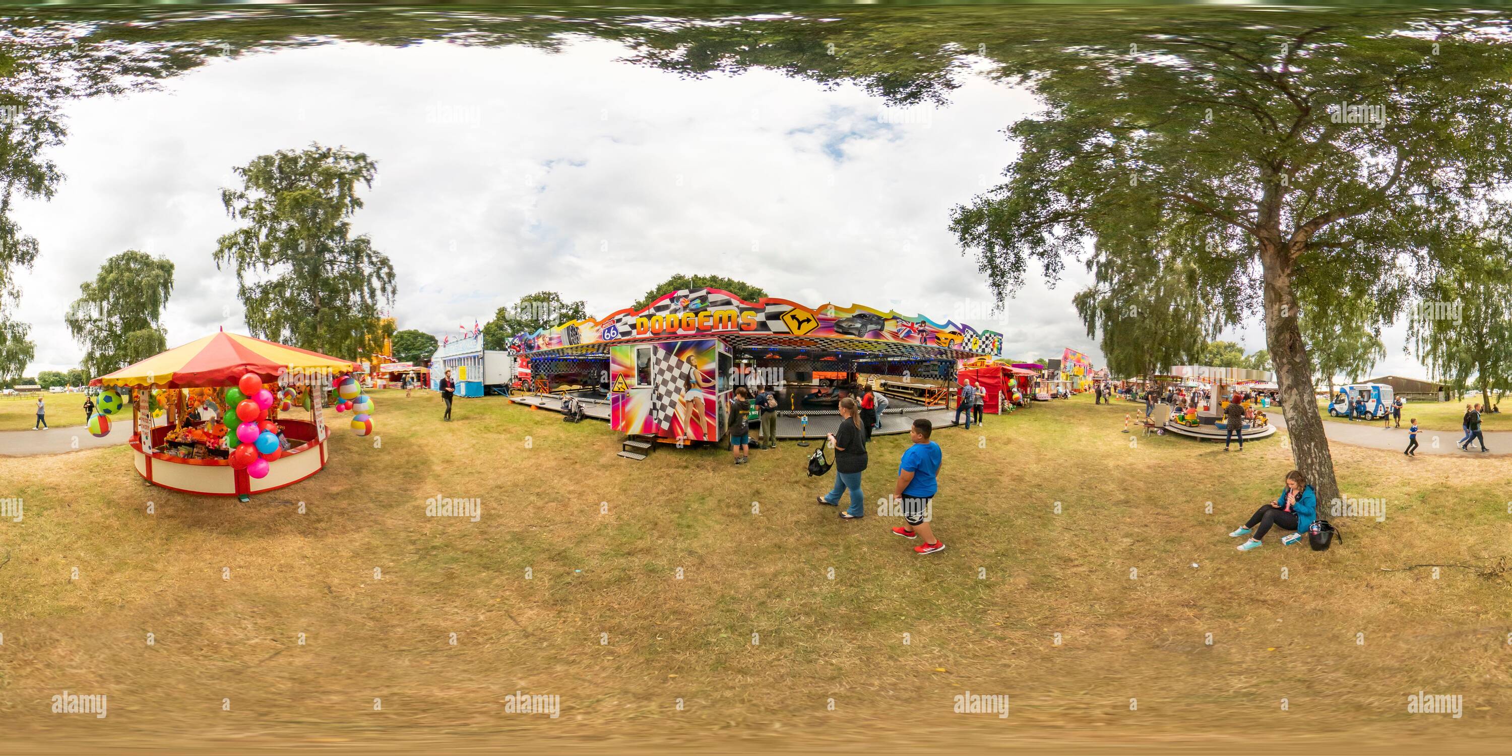Visualizzazione panoramica a 360 gradi di Trinity Park, Ipswich – 2021 agosto. Mobile fair Ground corre a Trinity Pak durante l'annuale Festival of Wheels a Ipswich