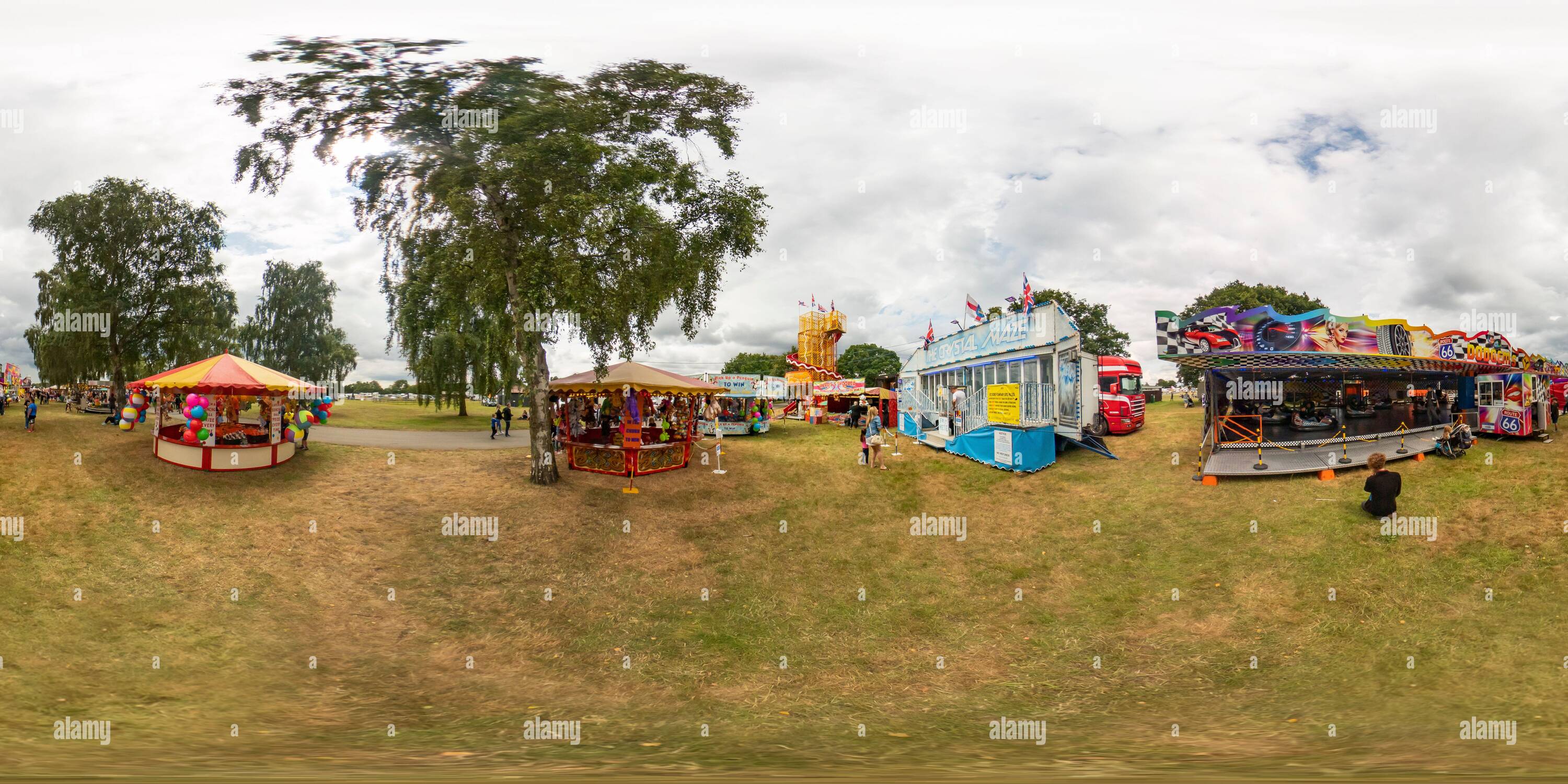 Visualizzazione panoramica a 360 gradi di Trinity Park, Ipswich – 2021 agosto. Mobile fair Ground corre a Trinity Pak durante l'annuale Festival of Wheels a Ipswich