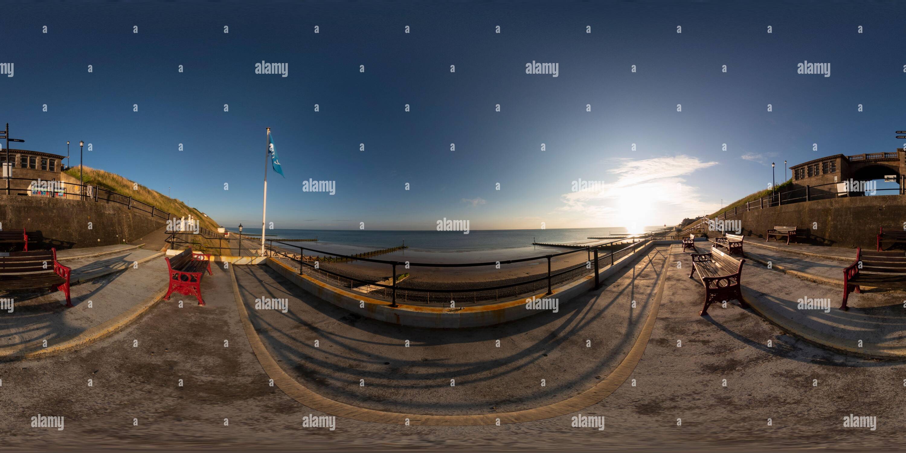 Visualizzazione panoramica a 360 gradi di Sheringham Promenade sulla costa nord del Norfolk all'alba. Catturato dai posti pubblici sulla spiaggia.