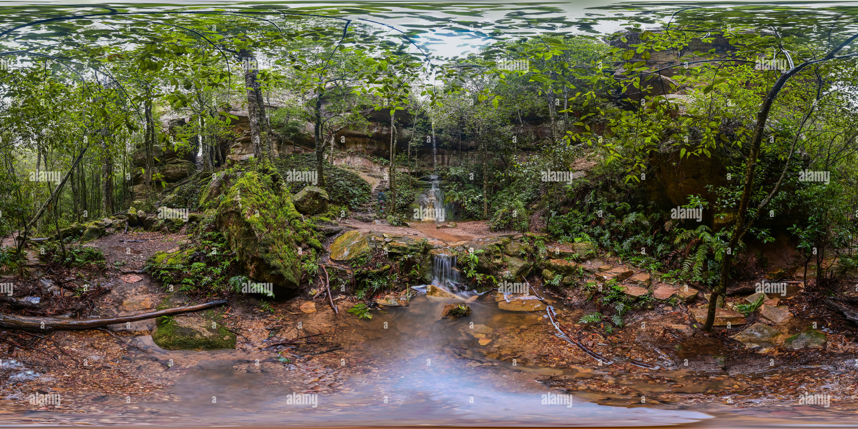 Visualizzazione panoramica a 360 gradi di Mermaids Cave Amphitheater Waterfall, Blackheath, New South Wales, Australia