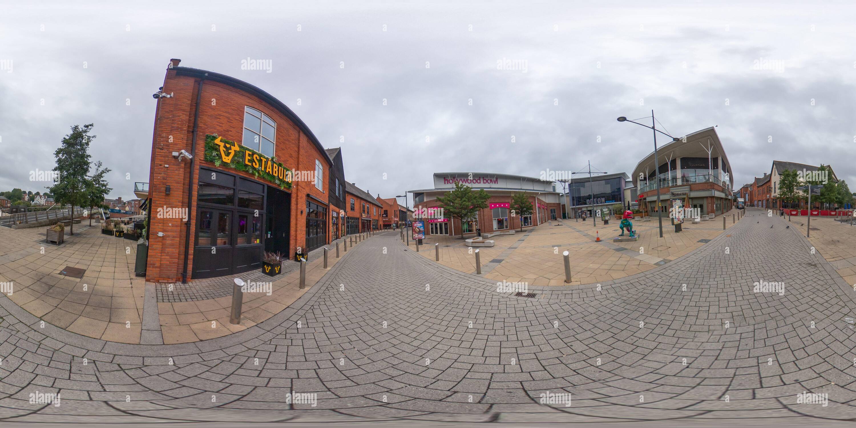 Visualizzazione panoramica a 360 gradi di Norwich, Norfolk – Settembre 11 2021. Il complesso Riverside accanto al fiume Wensum. Questo è il posto ideale per andare a trovare pub, bar, ristoranti e divertimenti