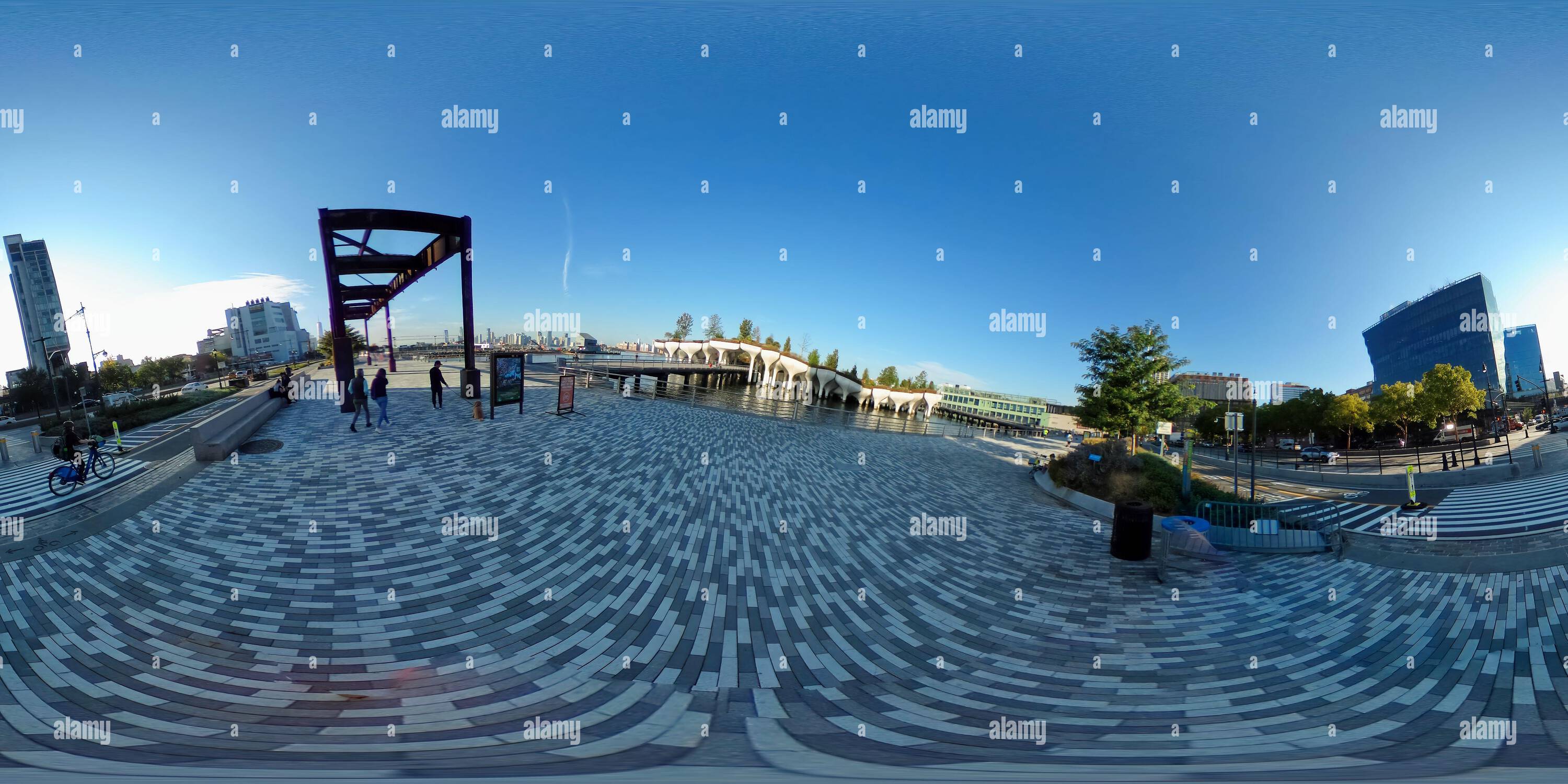 Visualizzazione panoramica a 360 gradi di New York, NY, USA - 18 ottobre 2021: Vista 360VR di Little Island al molo 54 lungo la Hudson Greenway