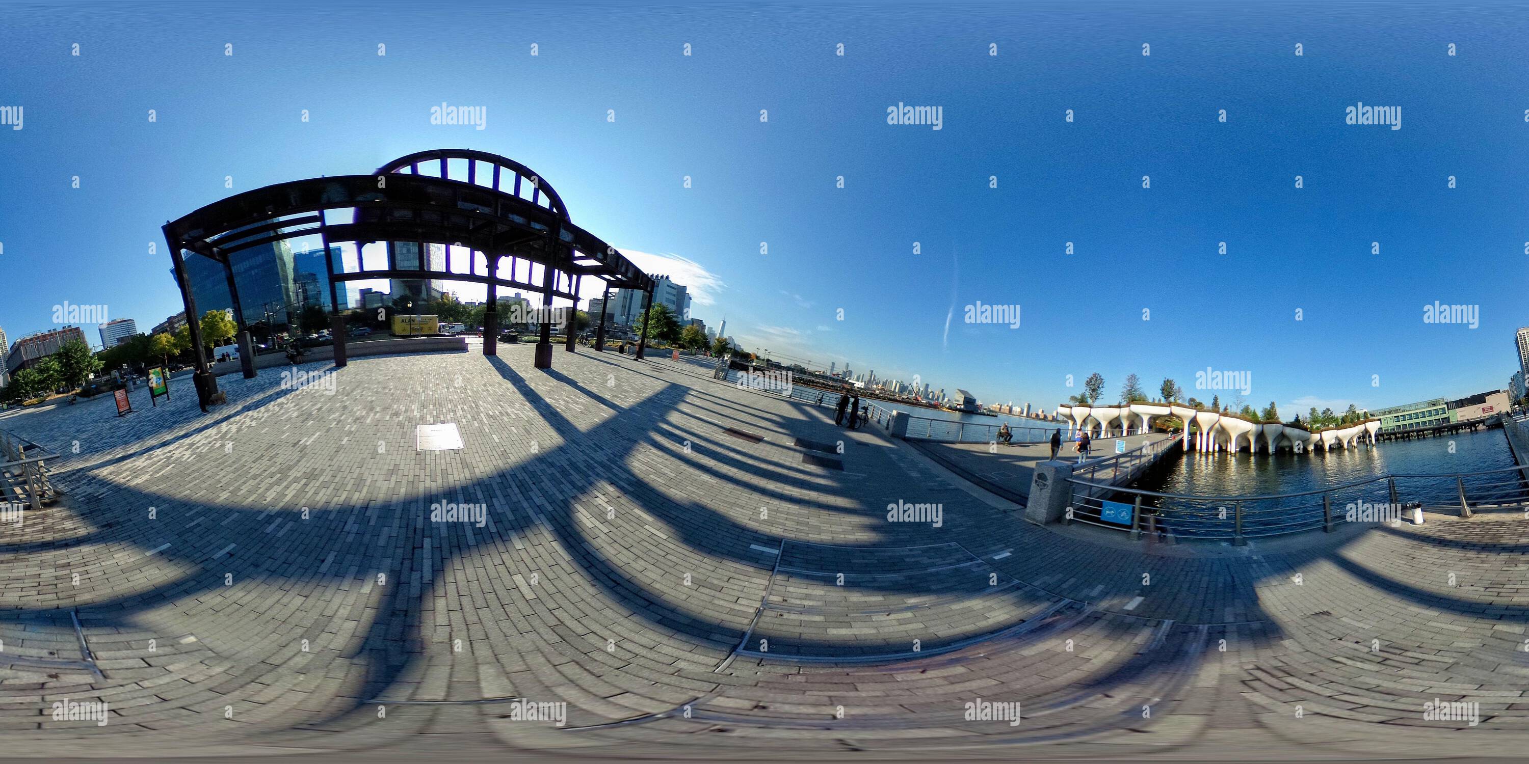 Visualizzazione panoramica a 360 gradi di New York, NY, USA - 22 ottobre 2021: Molo 54 che mostra i resti dell'ingresso di Cunard Lines e ora con Little Island in proiezione VR 360