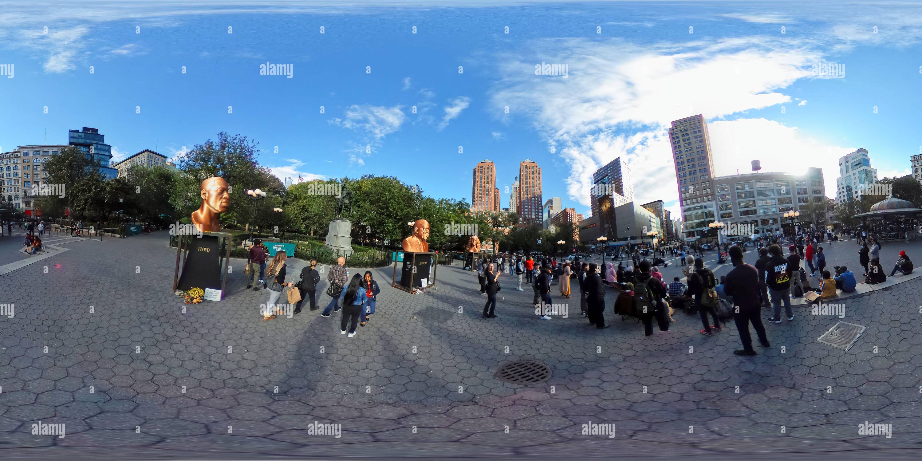 Visualizzazione panoramica a 360 gradi di New York, NY, USA - 22 ottobre 2021: Le vite nere contano le statue a Union Square con un predicatore che dà una lezione ai gradini davanti, nel 360 VR