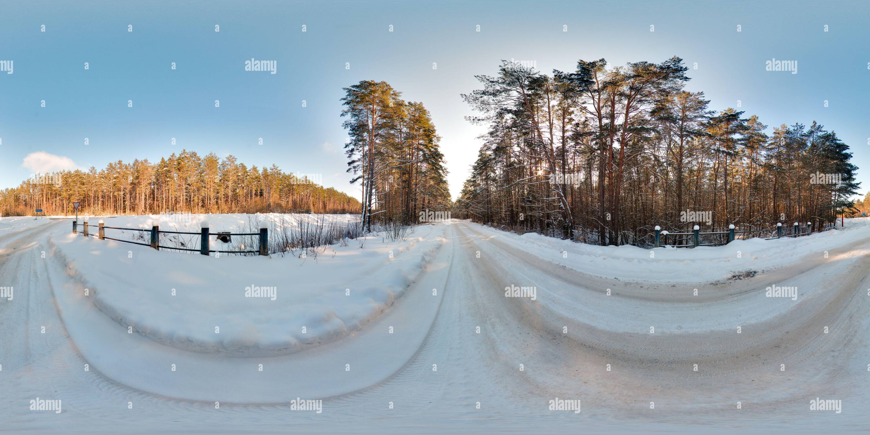 Visualizzazione panoramica a 360 gradi di Bellissimo paesaggio con alberi blu strada cielo sole neve in inverno 3D panorama sferico con 360 gradi angolo di visione pronto per realtà virtuale vr Full