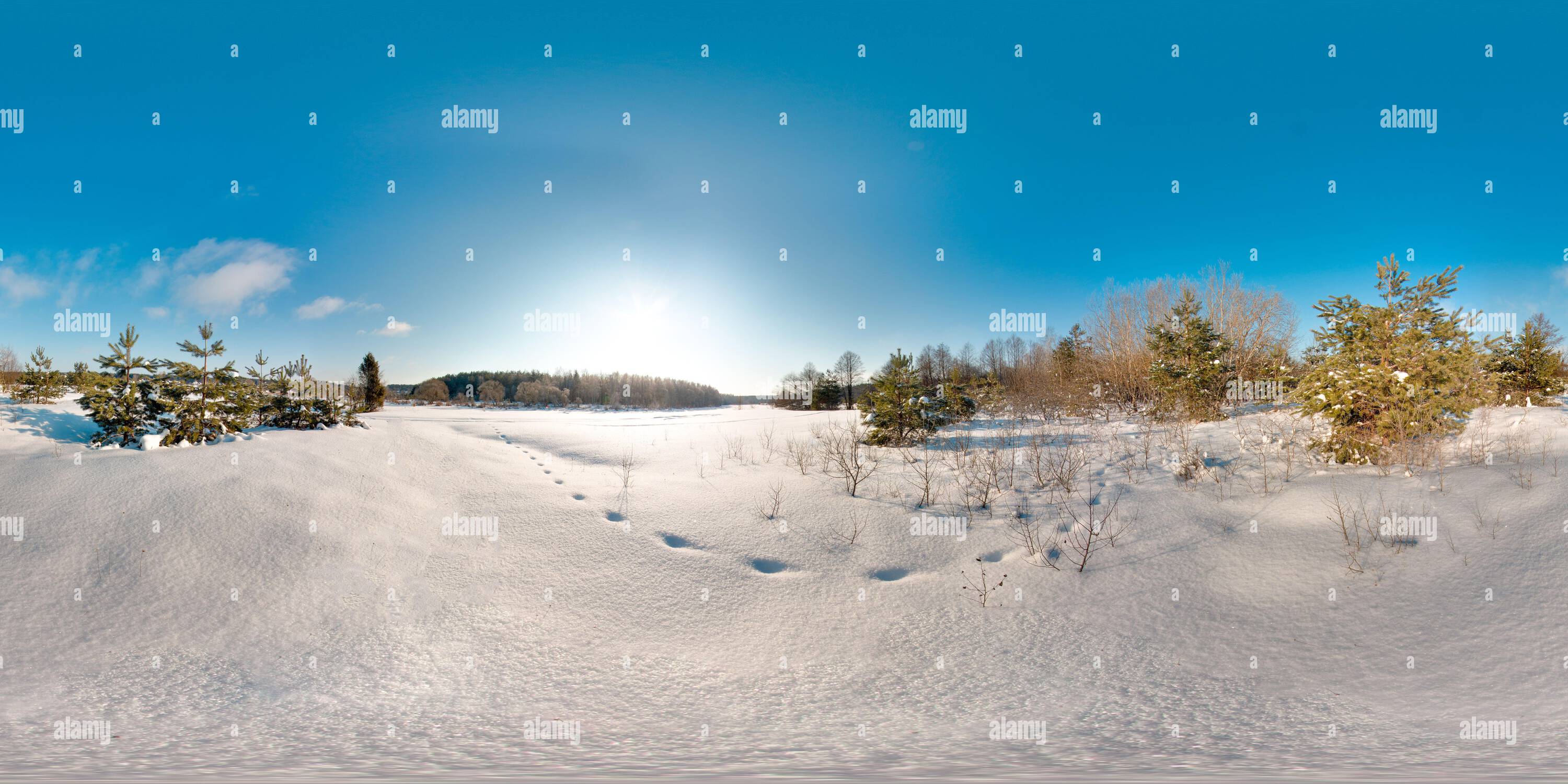 Visualizzazione panoramica a 360 gradi di Bellissimo paesaggio con alberi cielo blu fiume sole neve in inverno 3D panorama sferico con 360 gradi angolo di visione Pronto per realtà virtuale vr Ful