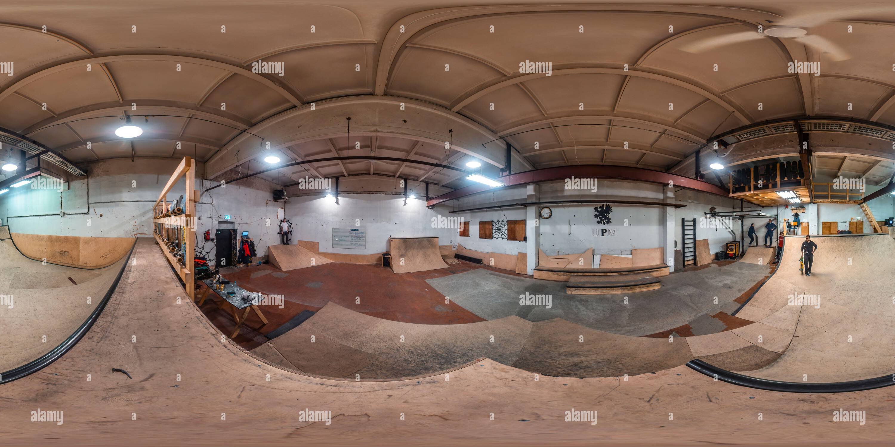 Visualizzazione panoramica a 360 gradi di 360 vista dei giovani che pattinano in uno skatepark d'interni