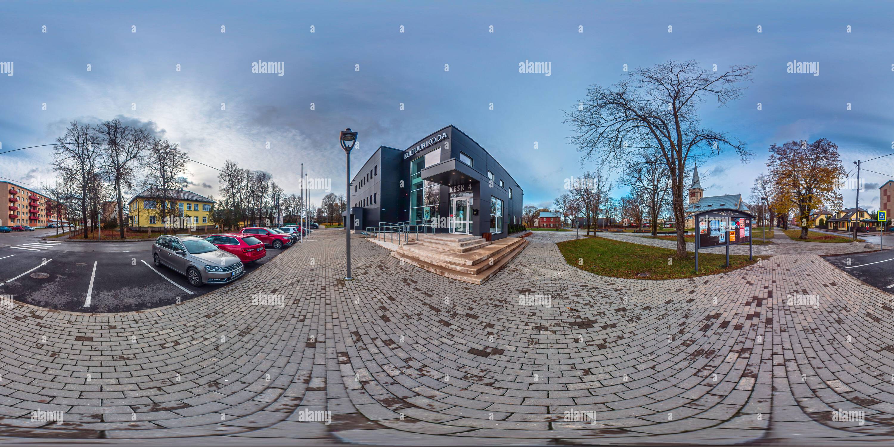 Visualizzazione panoramica a 360 gradi di 360 vista fuori da un centro culturale in una piccola città estone dopo le precipitazioni in autunno