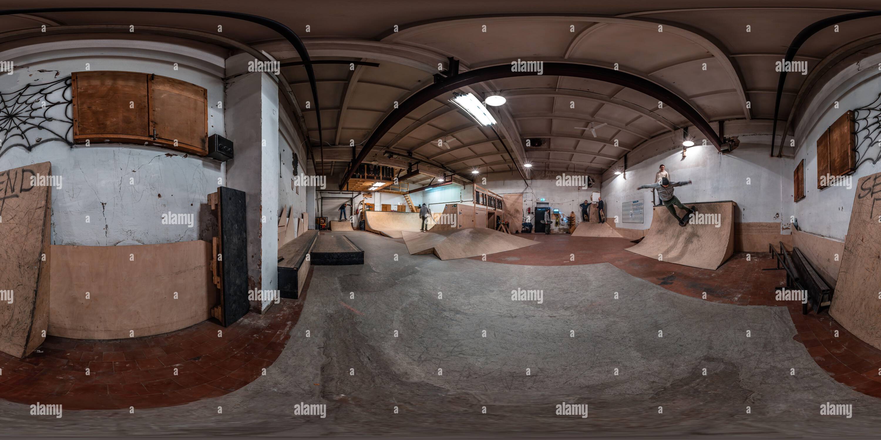 Visualizzazione panoramica a 360 gradi di immagine a 360 gradi di uno skatepark all'interno di un vecchio edificio industriale