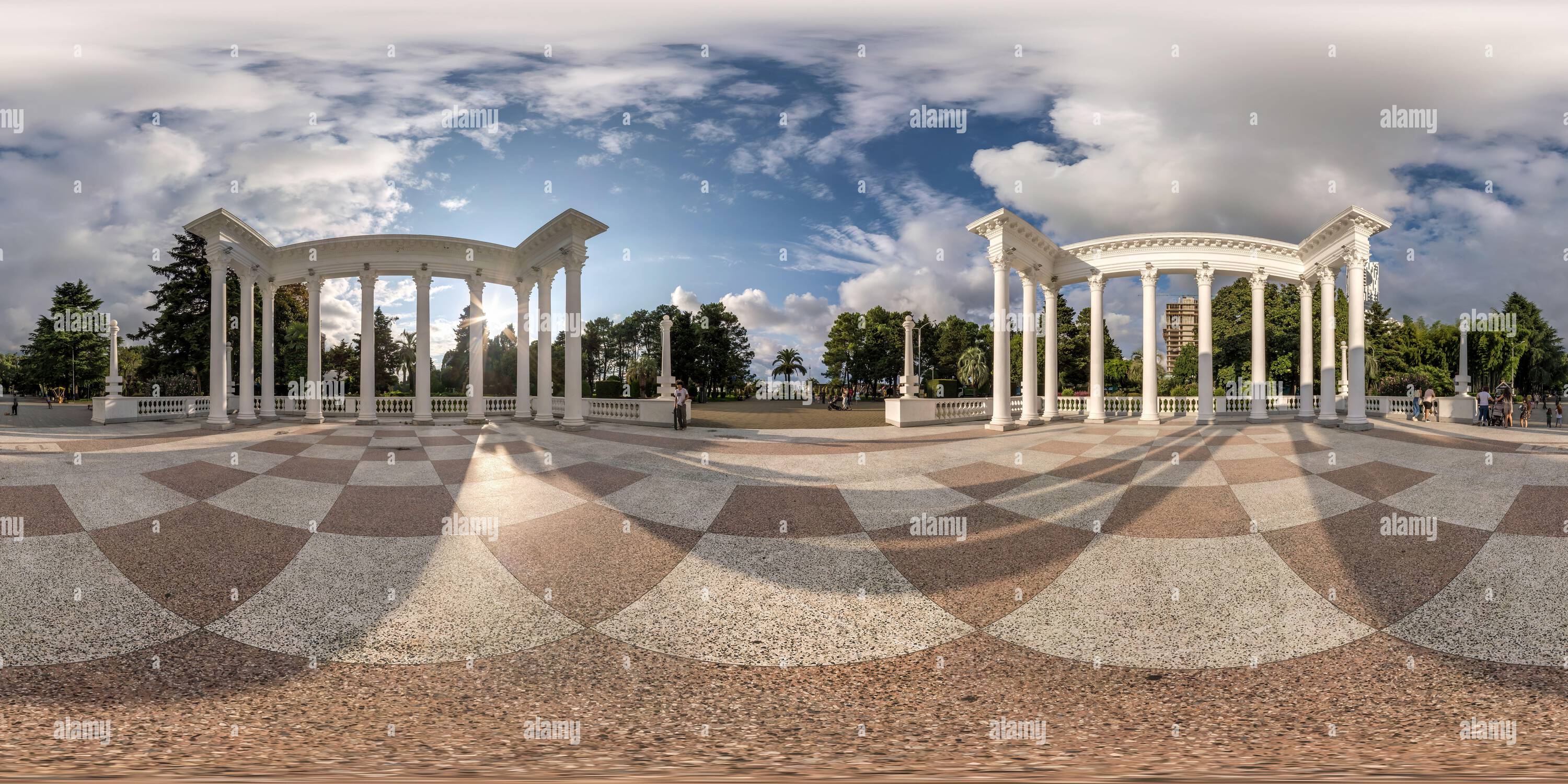 Visualizzazione panoramica a 360 gradi di BATUMI, GEORGIA - SETTEMBRE 2021: Panorama completamente sferico hdri 360 nel centro della città sulla piazza con colonnato in proiezione equiregolare,