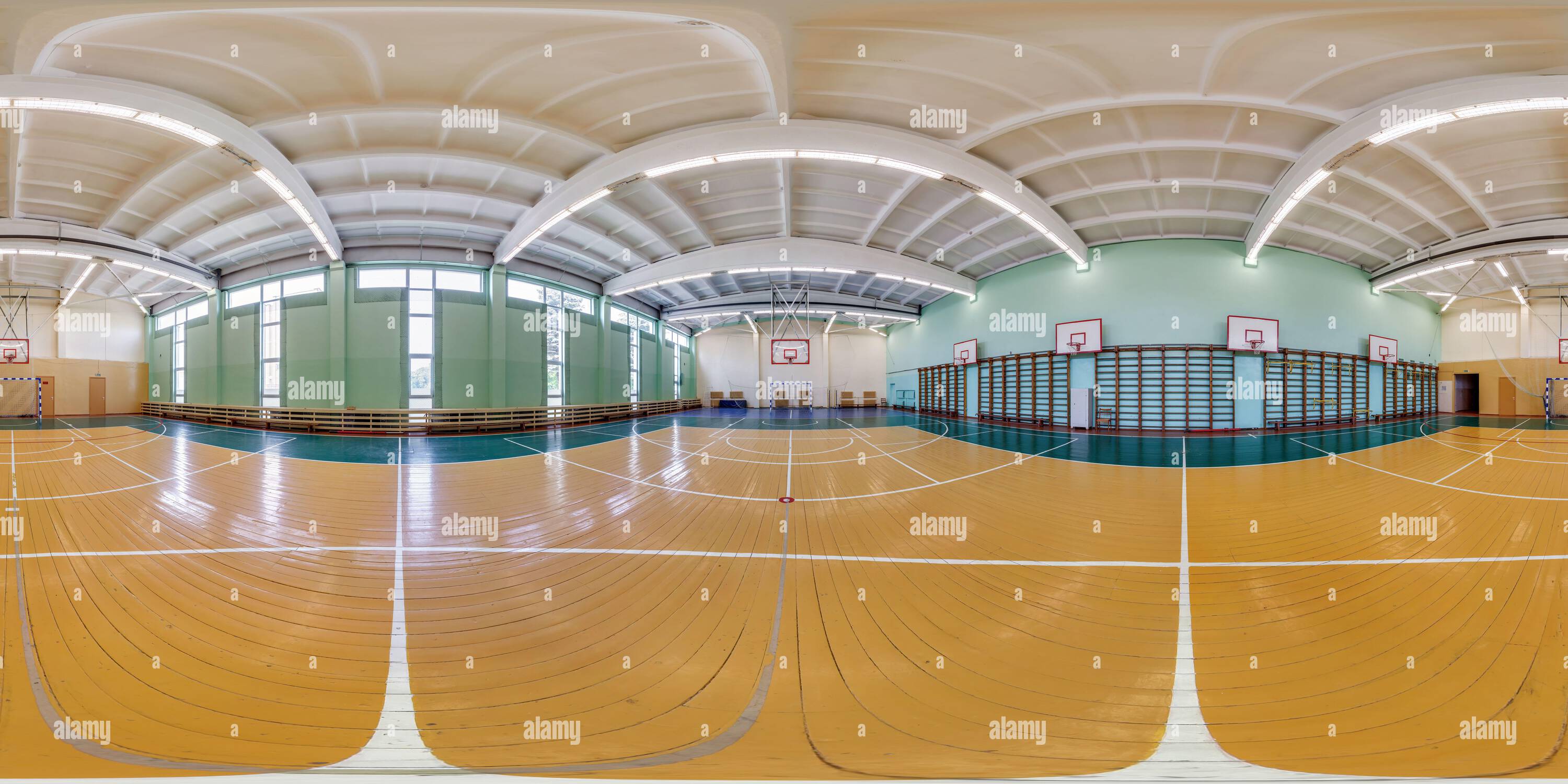 Visualizzazione panoramica a 360 gradi di Panorama hdr completamente sferico senza giunture angolo di 360 gradi in palestra vuota con campo da basket palestra in proiezione equirettangolare, contenuti VR AR,