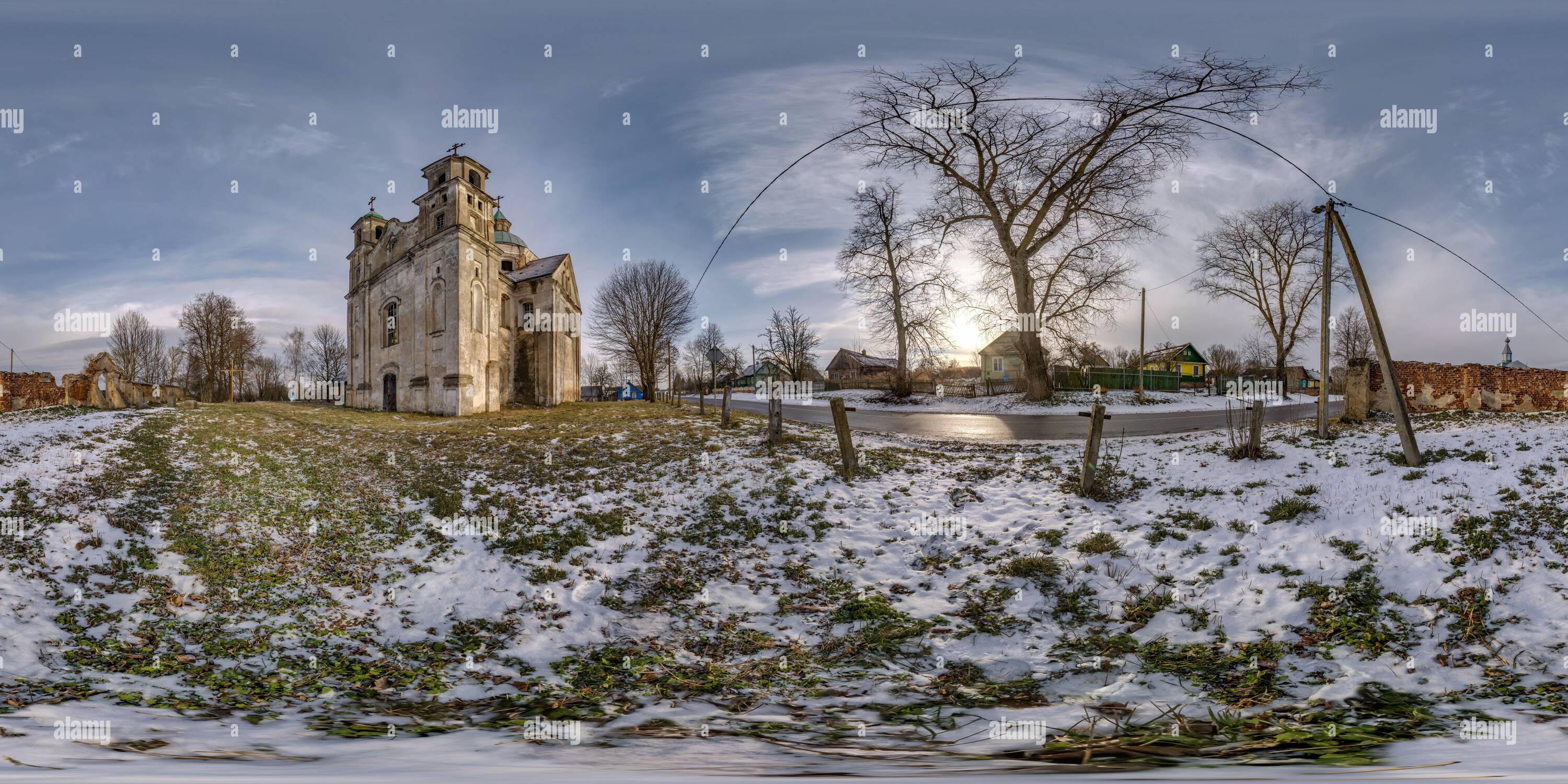 Visualizzazione panoramica a 360 gradi di full inverno hdr panorama 360 gradi angolo di vista vicino all'ingresso della vecchia chiesa cattolica abbandonata in proiezione equirettangolare con zenith e nadir. VR