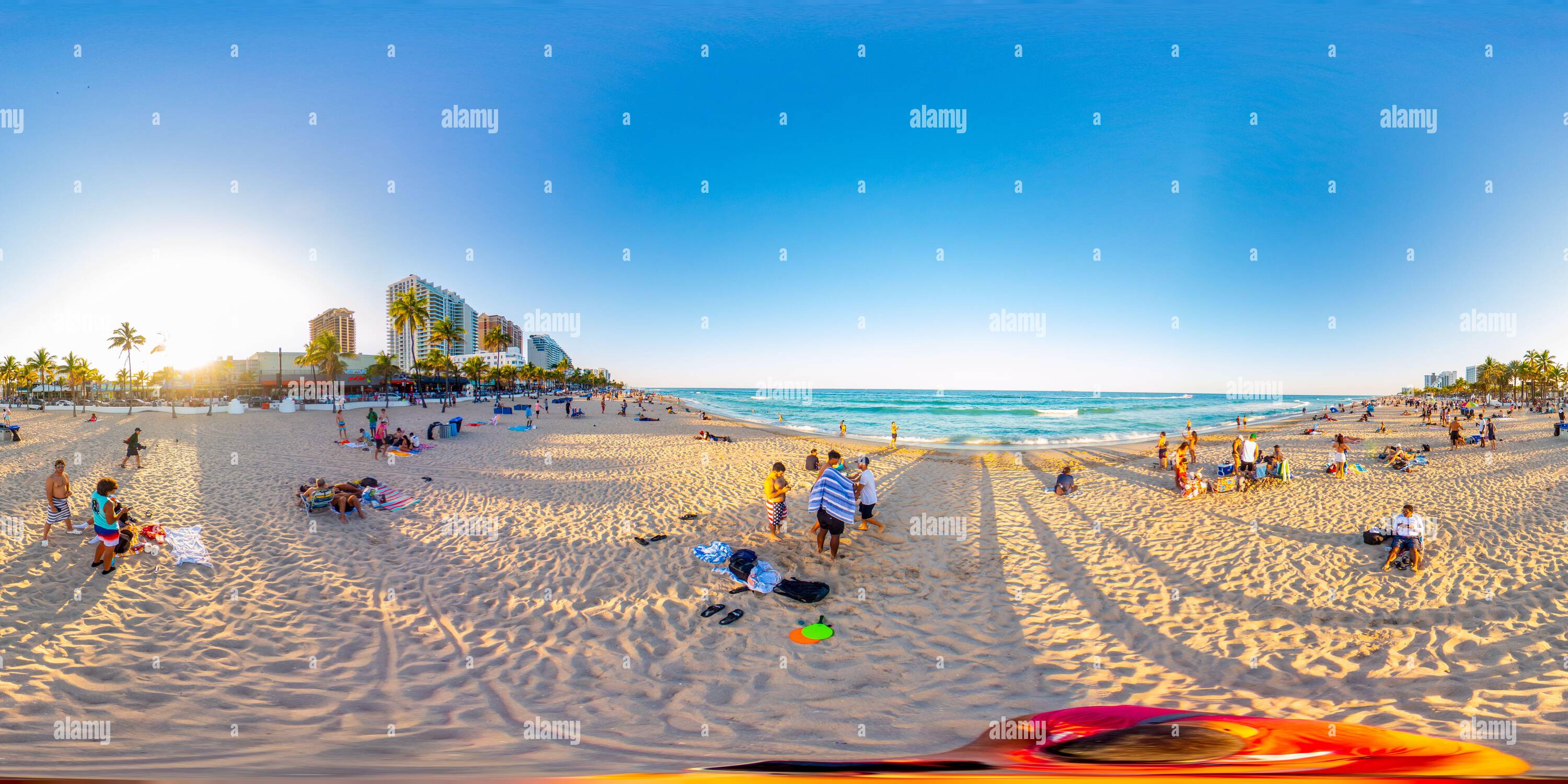 Visualizzazione panoramica a 360 gradi di Fort Lauderdale, FL, Stati Uniti d'America - 27 marzo 2022: 360 foto sferiche di vr Fort Lauderdale Beach durante la pausa primaverile del college 2022