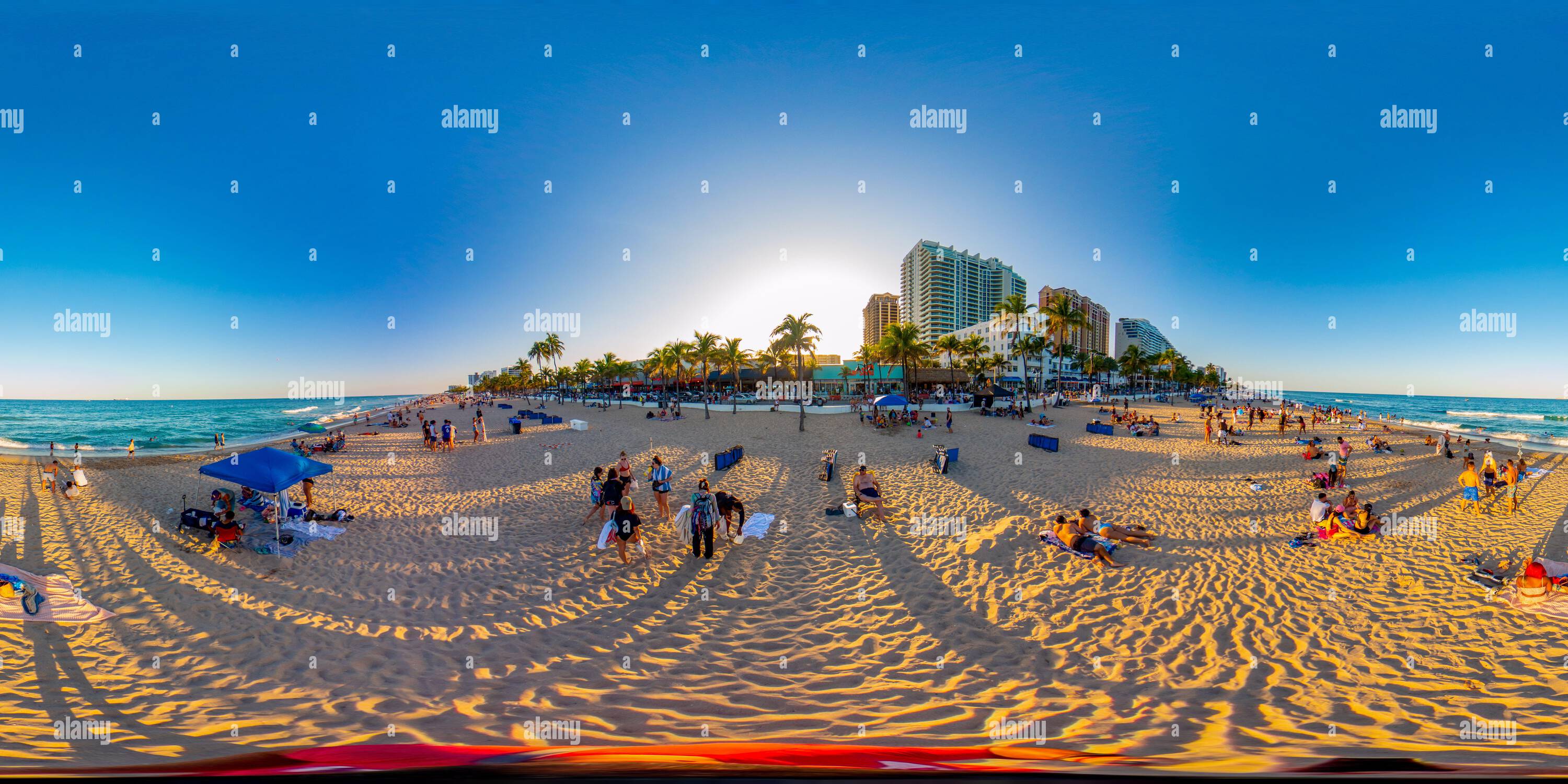 Visualizzazione panoramica a 360 gradi di Fort Lauderdale, FL, Stati Uniti d'America - 27 marzo 2022: 360 foto sferiche di vr Fort Lauderdale Beach durante la pausa primaverile del college 2022