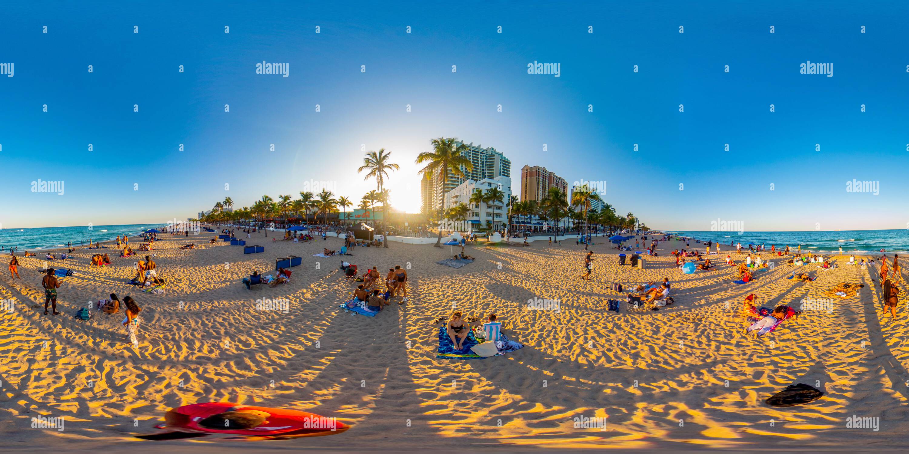 Visualizzazione panoramica a 360 gradi di Fort Lauderdale, FL, Stati Uniti d'America - 27 marzo 2022: 360 foto sferiche di vr Fort Lauderdale Beach durante la pausa primaverile del college 2022