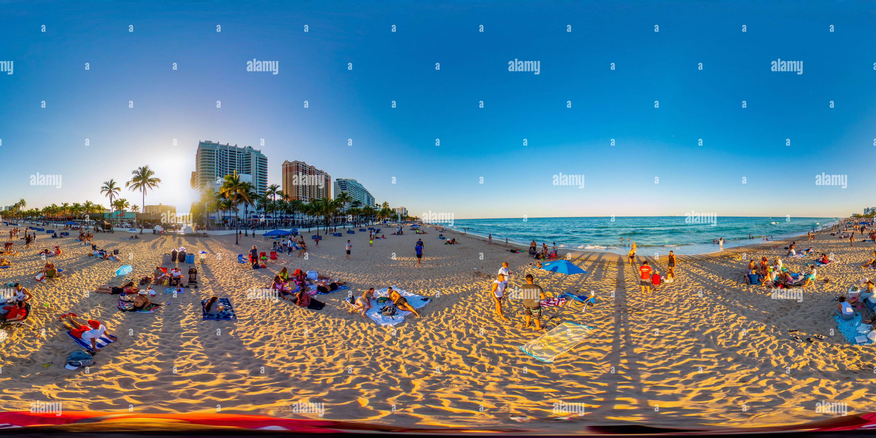 Visualizzazione panoramica a 360 gradi di Fort Lauderdale, FL, Stati Uniti d'America - 27 marzo 2022: 360 foto sferiche di vr Fort Lauderdale Beach durante la pausa primaverile del college 2022