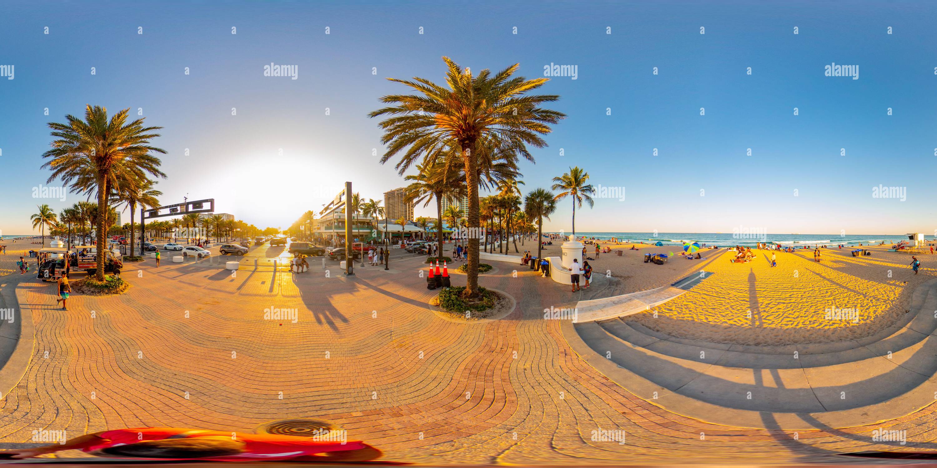 Visualizzazione panoramica a 360 gradi di Fort Lauderdale, FL, Stati Uniti d'America - 27 marzo 2022: 360 foto sferiche di vr Fort Lauderdale Beach durante la pausa primaverile del college 2022